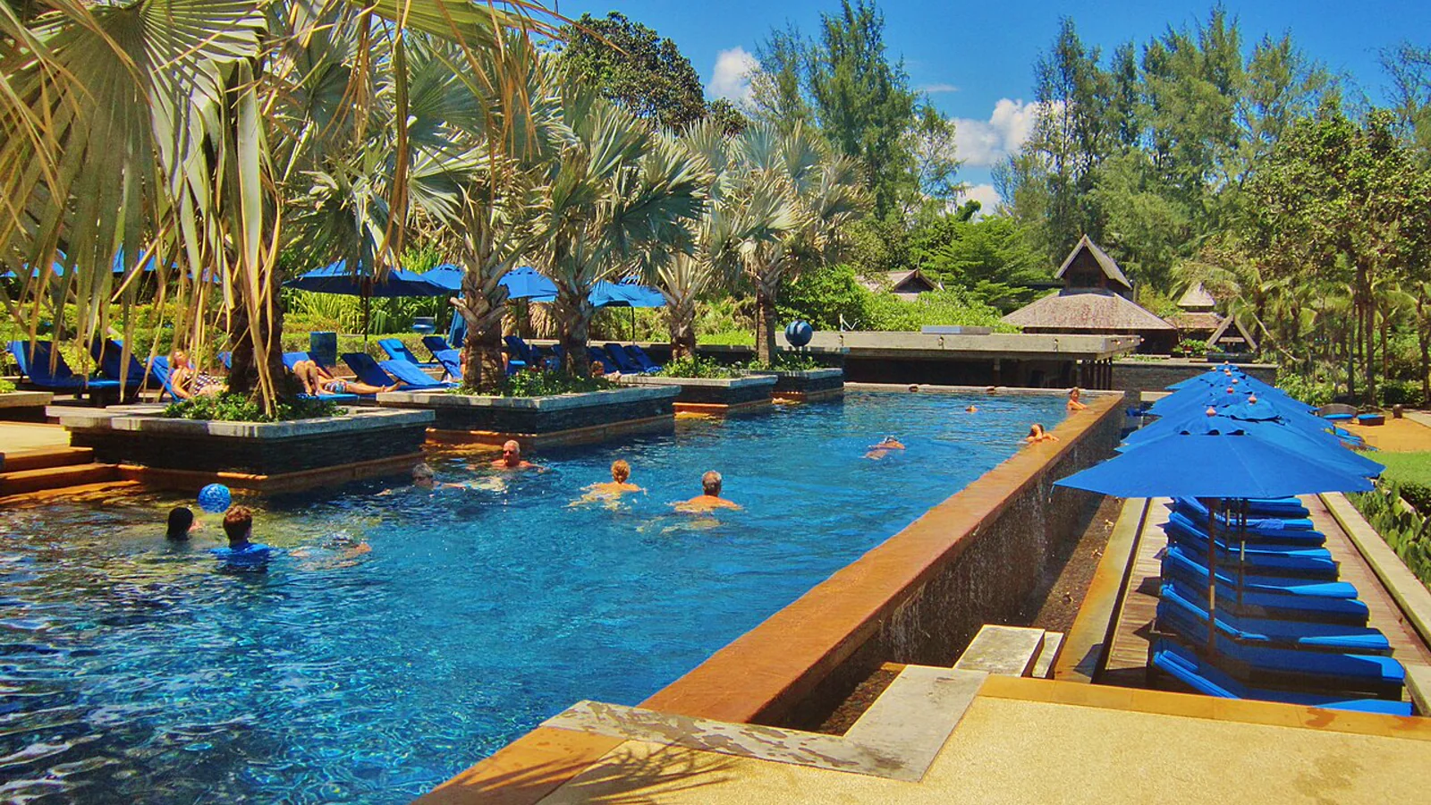 Marriott Phuket Beach Club 度假泳池，Michelle Maria 攝，CC BY 3.0。
