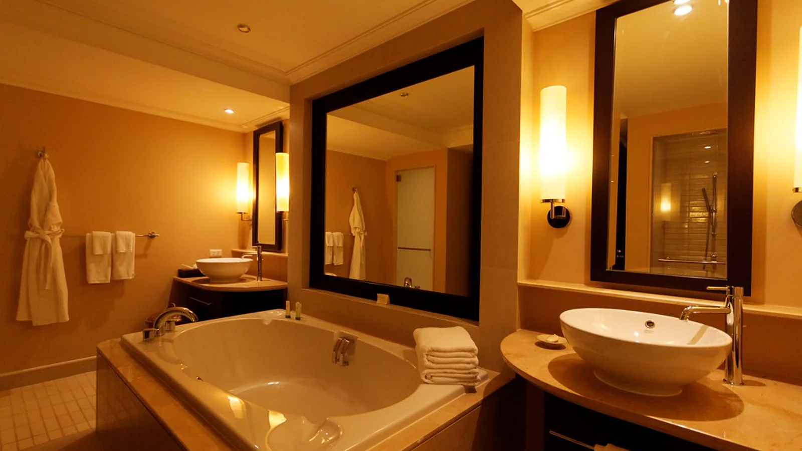Marriott Vacation Club Mai Khao 公寓浴室示例，Dennis Wong 攝，CC BY 2.0。