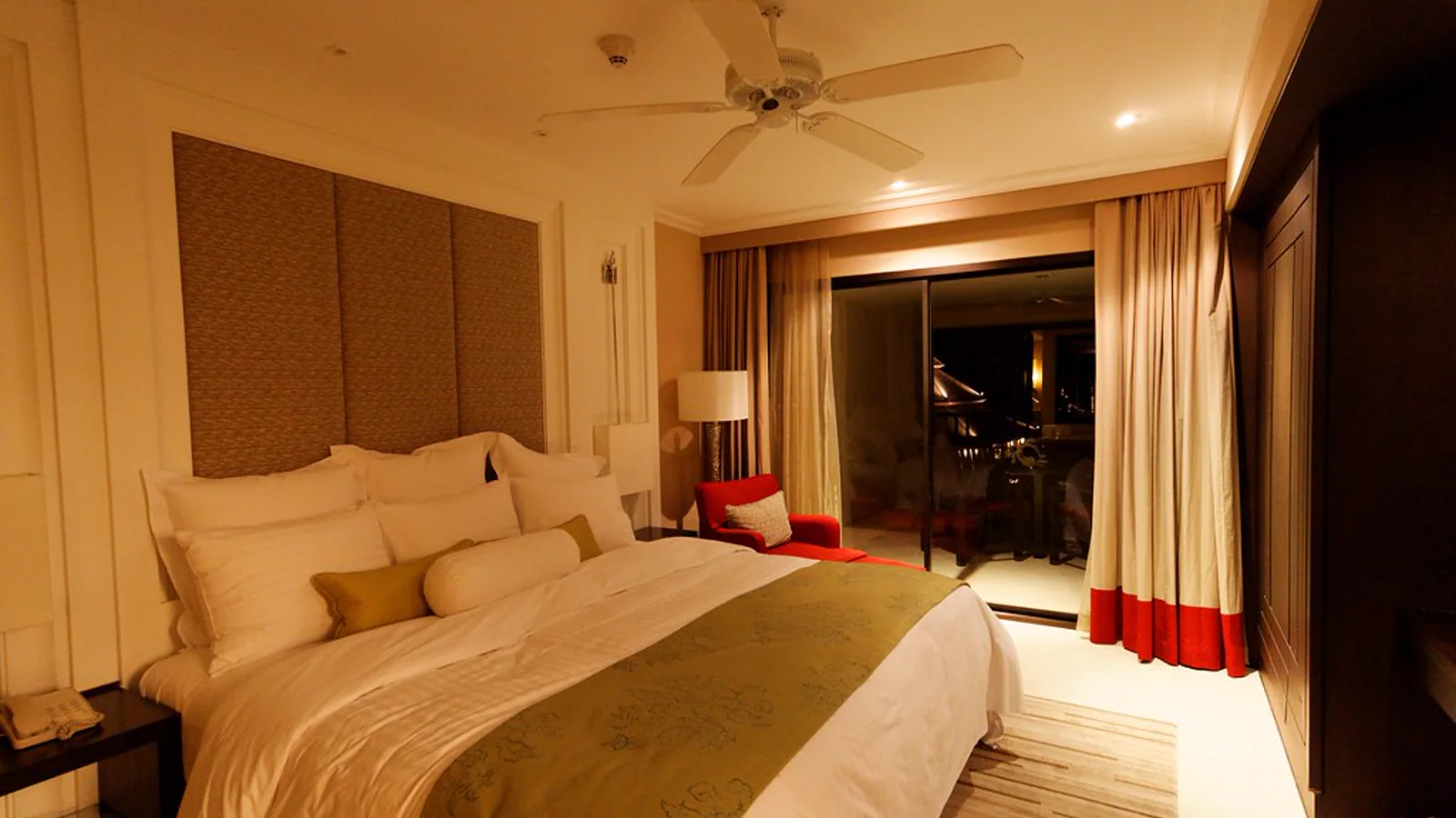 Marriott’s Phuket Beach Club 公寓的主臥室與床鋪配置示例