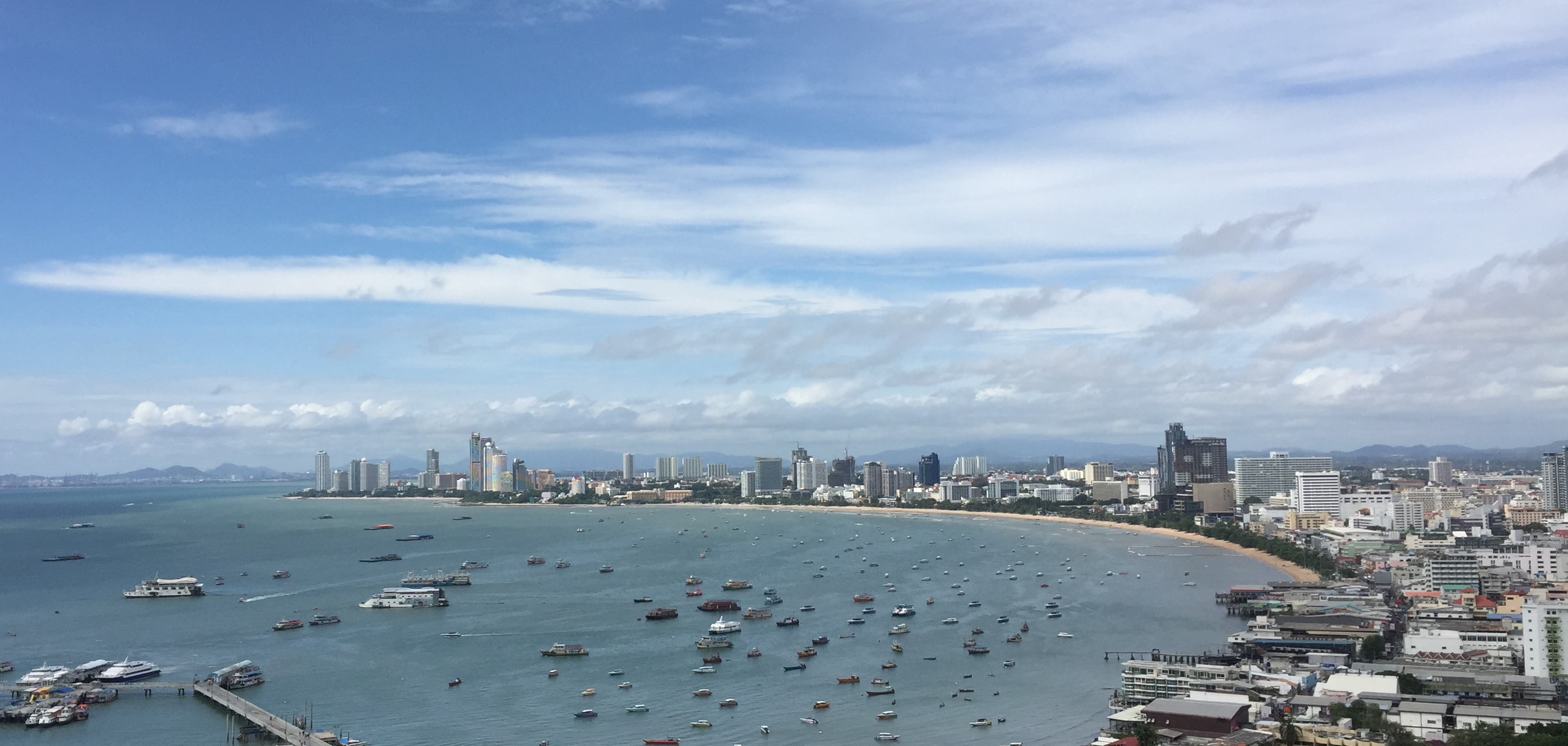 芭達雅海灘與沿岸景色，作為芭達雅地區背景，並非 MASON 或 Hilton Pattaya 飯店或客房照片
