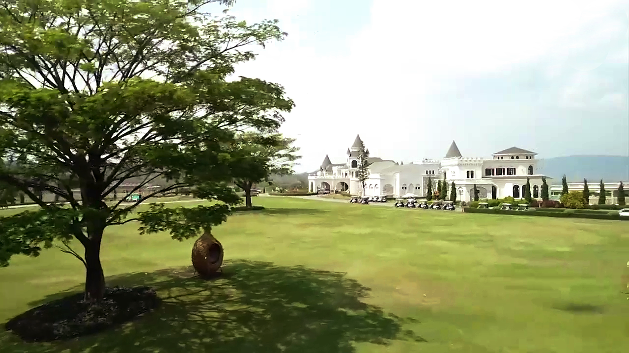 Mövenpick Resort Khao Yai 的建築外觀與周圍綠地；照片呈現度假村外觀，並非三臥室 Villa 室內或 The X10 實景。