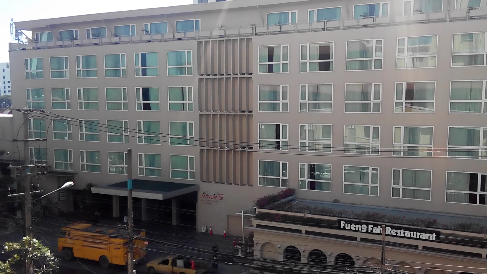 清邁 Mövenpick Suriwongse Hotel 面向長康路的酒店外觀