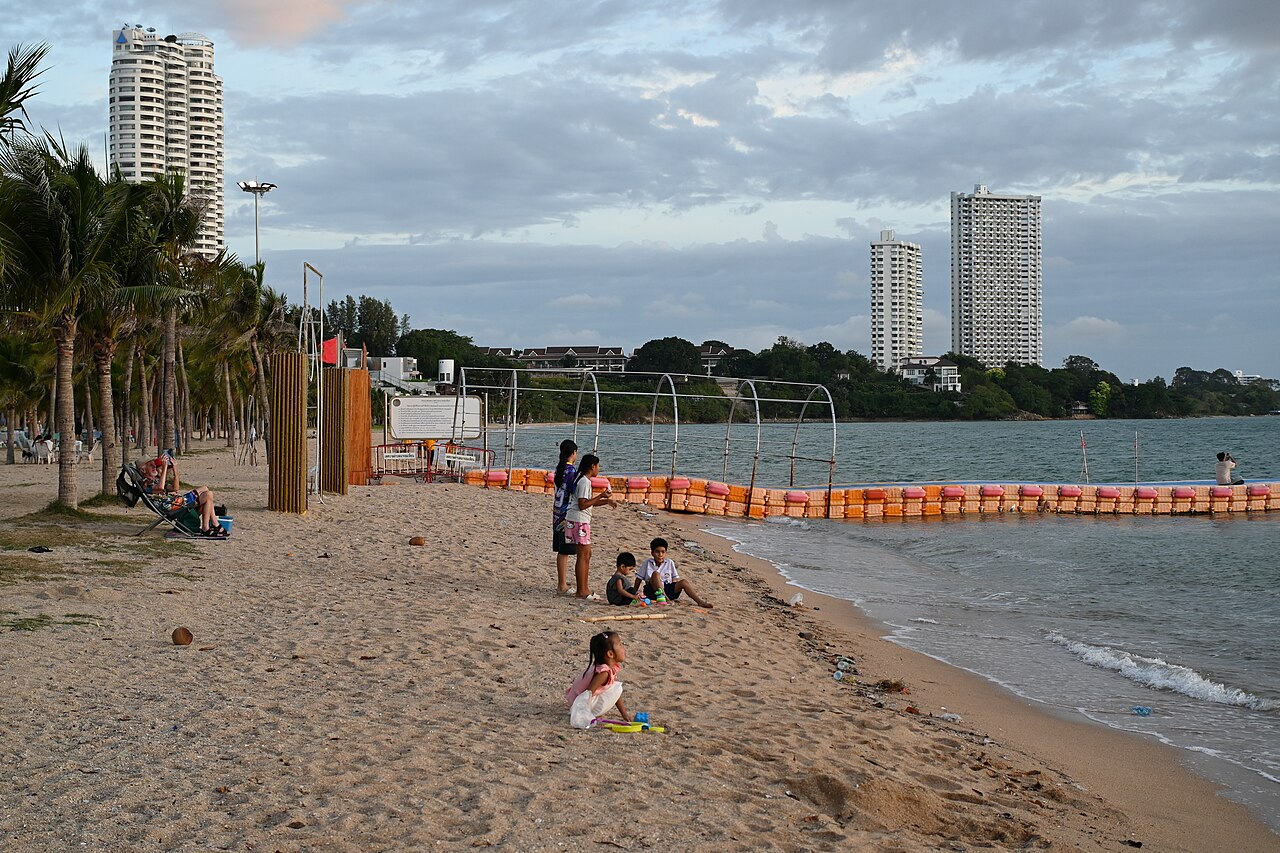 中天海灘黃昏時,遊人在海邊休息;環境示意,非酒店實景