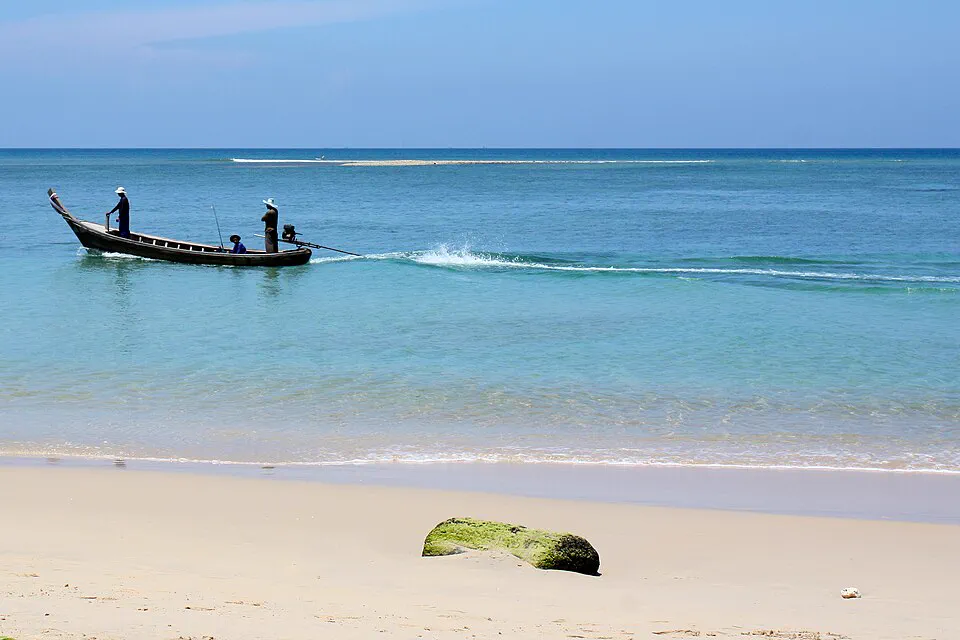 奈揚海灘淺藍海水上有一艘長尾船