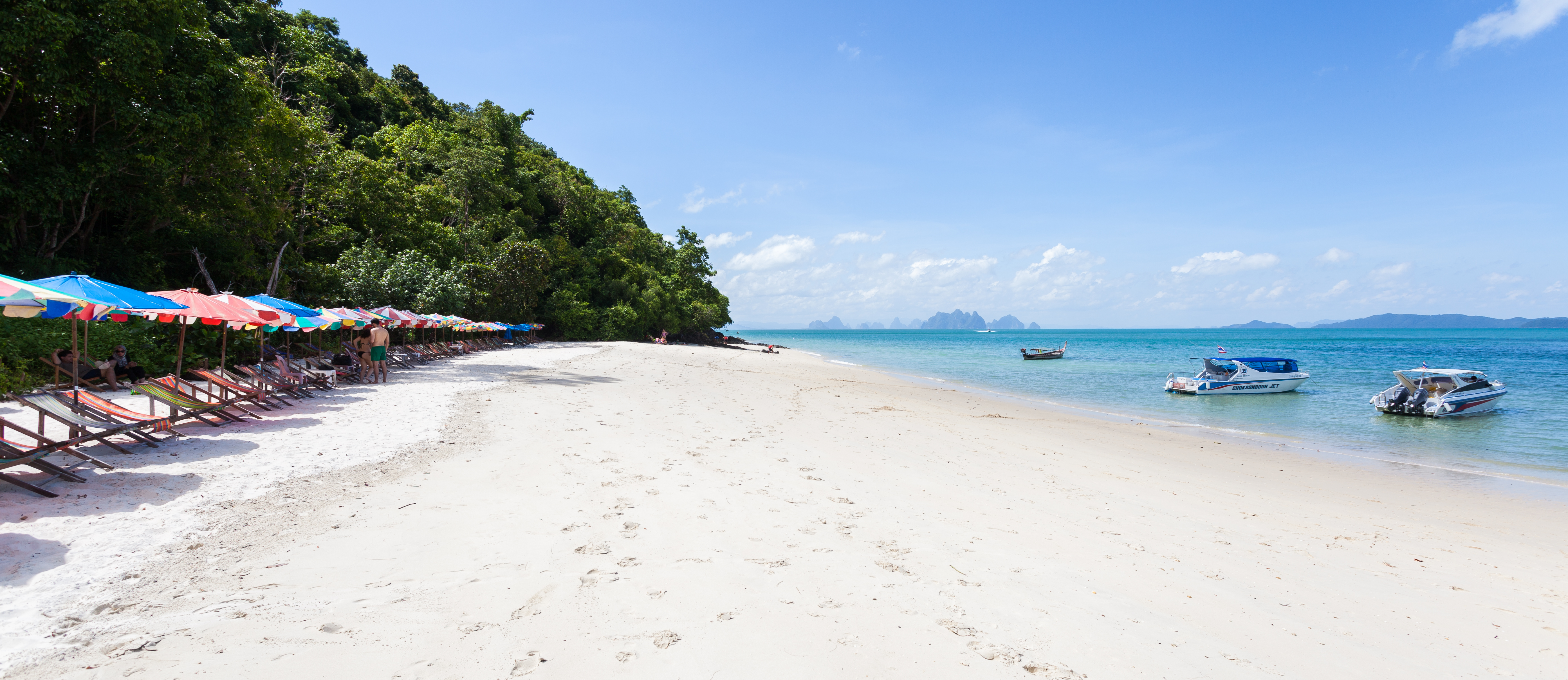 普吉納卡島海岸；僅作目的地背景，並非 The Naka Island 酒店或 Trisara 照片。