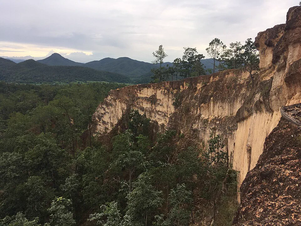 拜縣峽谷受侵蝕形成的紅土稜線與遠方山景