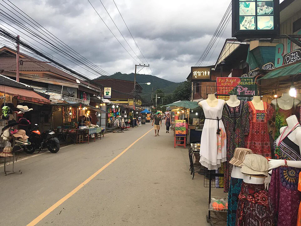 拜縣步行街沿街商店與服飾攤位