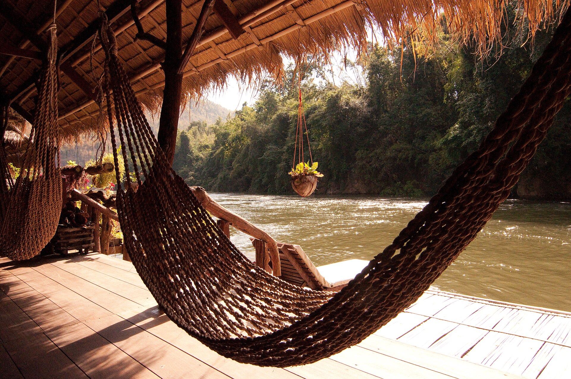 River Kwai Jungle Rafts 河畔吊床面向桂河；此照片不代表 The FloatHouse