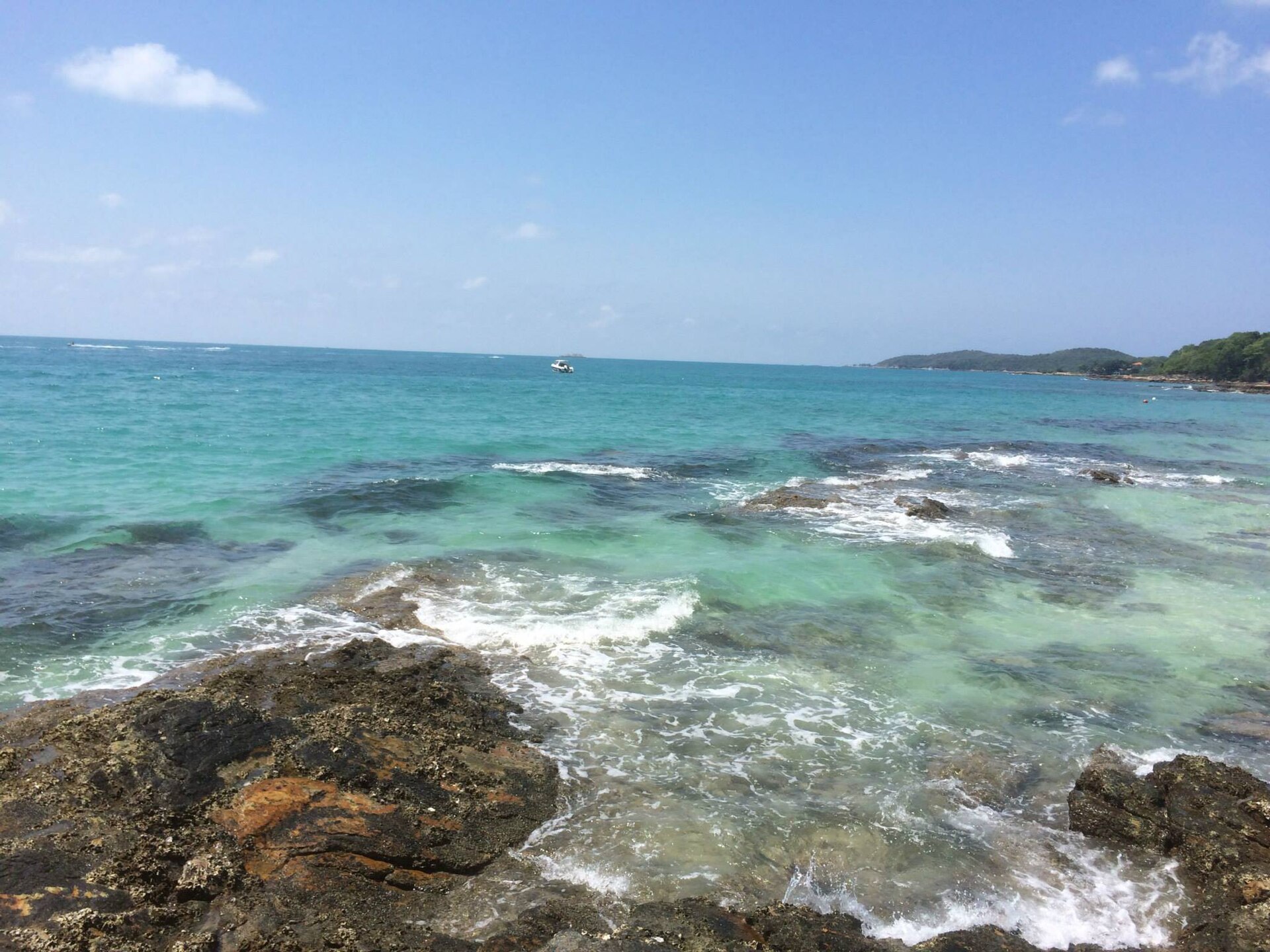 沙美島一處有樹蔭的沙灘環境照，並非 Sai Kaew Beach Resort 或 Le Vimarn 實景