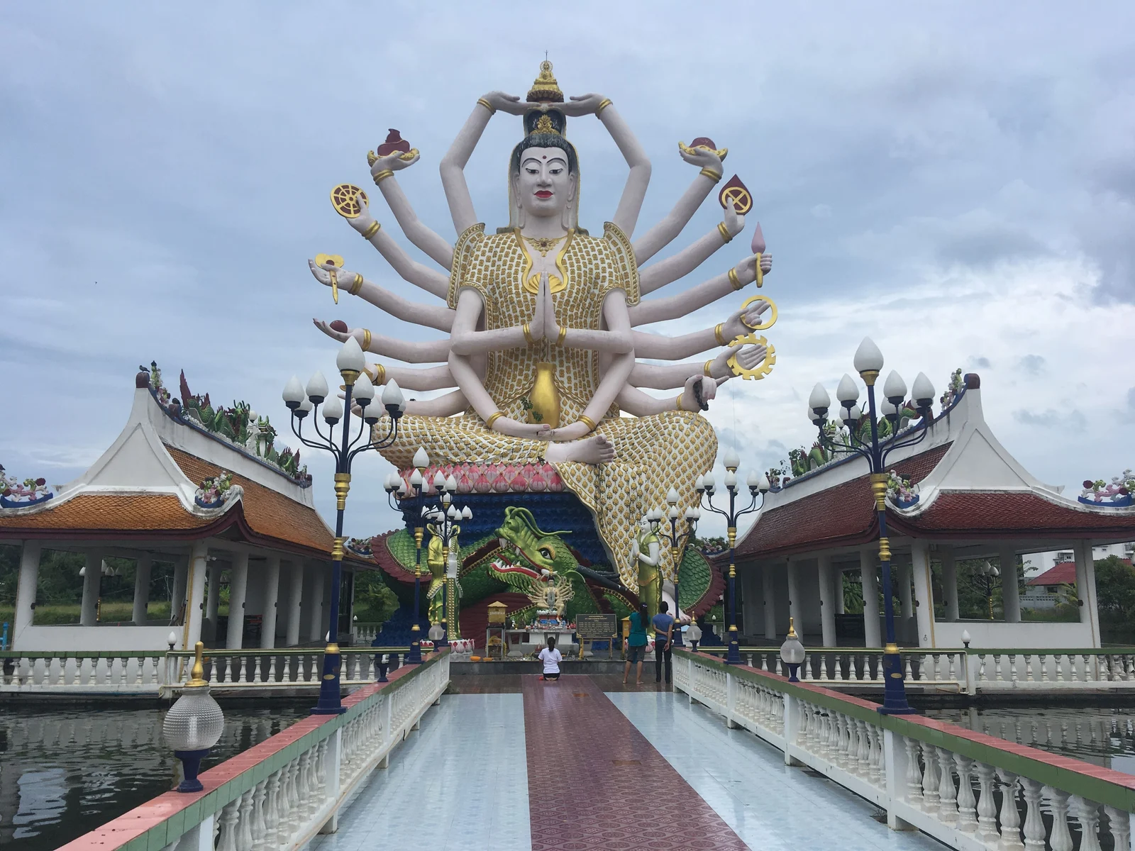 蘇梅島帕雅寺湖畔的多臂觀音像與水上步道