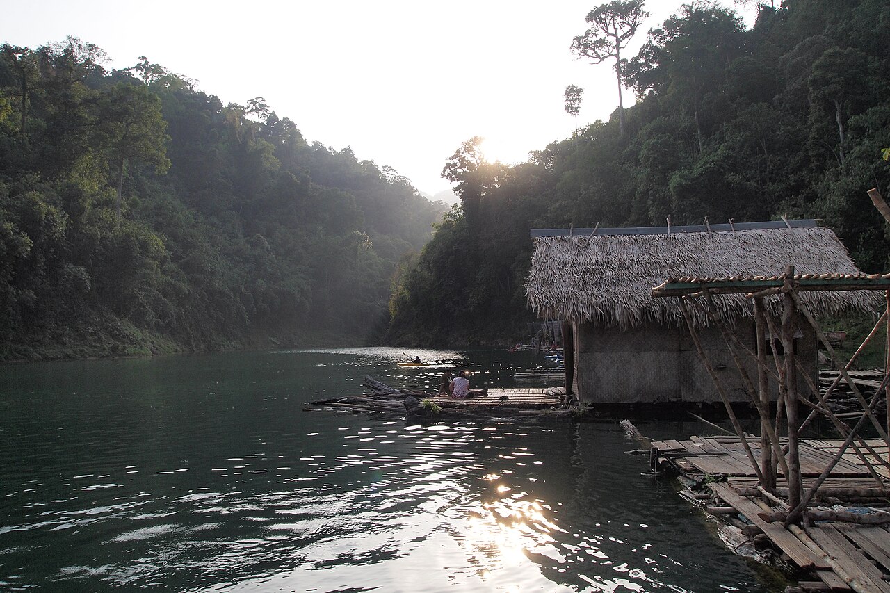 考索湖上的水上浮屋景觀,呈現湖區住宿環境,並非 500 萊或帕納瑞綠意飯店實景。