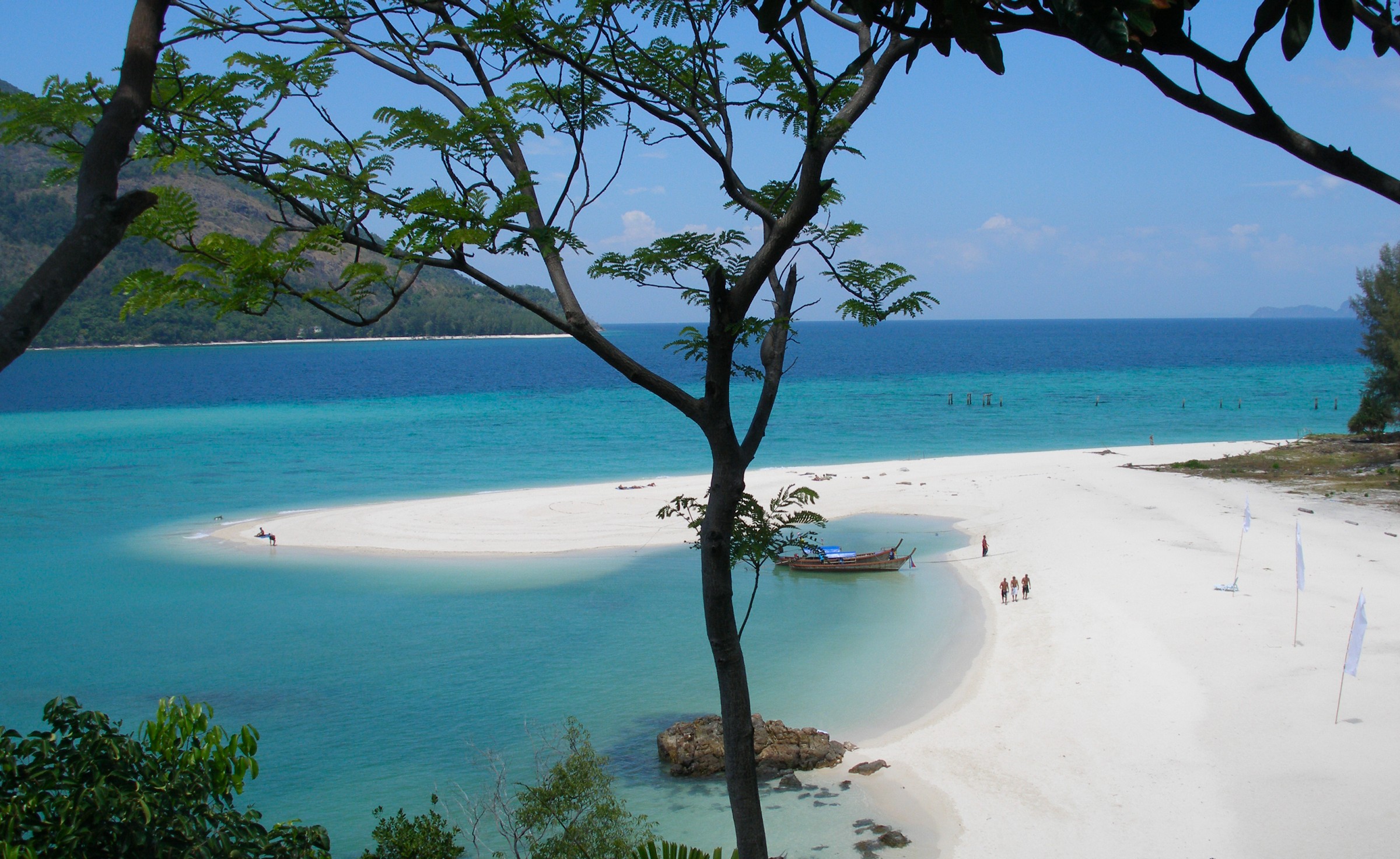 麗貝島沿岸與清澈海水，呈現島嶼海灘環境，並非阿基拉或西塔海灘度假村的實景照片。