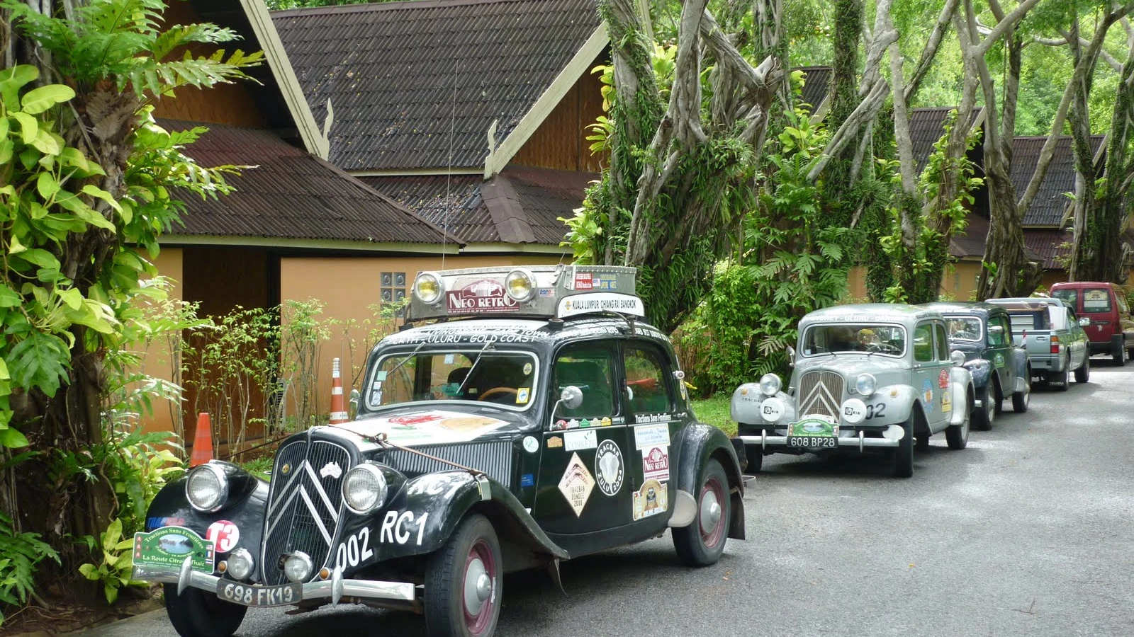 喀比奧南度假區道路旁停放的 Citroën 汽車，Wikimedia Commons 照片，非塔布凱飯店實景