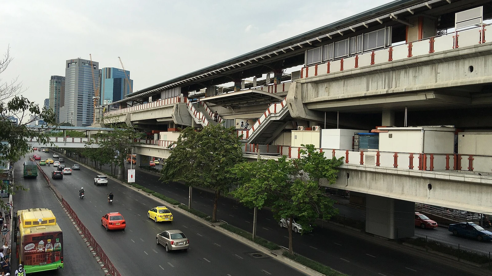 曼谷 Mo Chit BTS 高架車站與列車