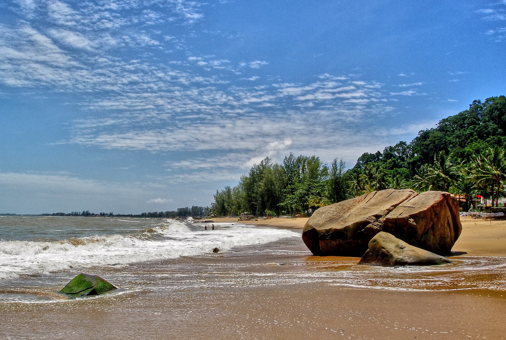 考拉海岸岩石與安達曼海，呈現目的地海景，並非文中度假村實景