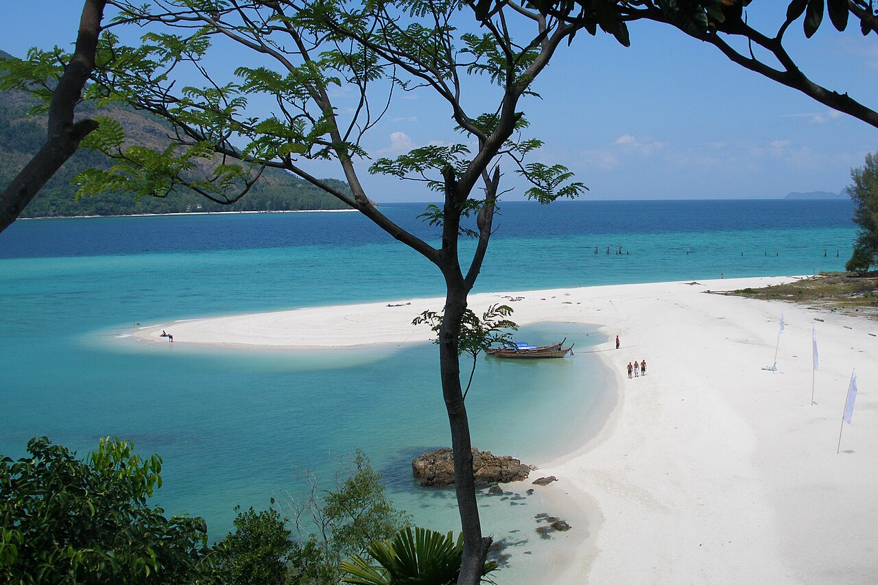 泰國麗貝島的沙灘與清澈海水，呈現島嶼海岸環境，並非本文旅宿或船隻的實景。