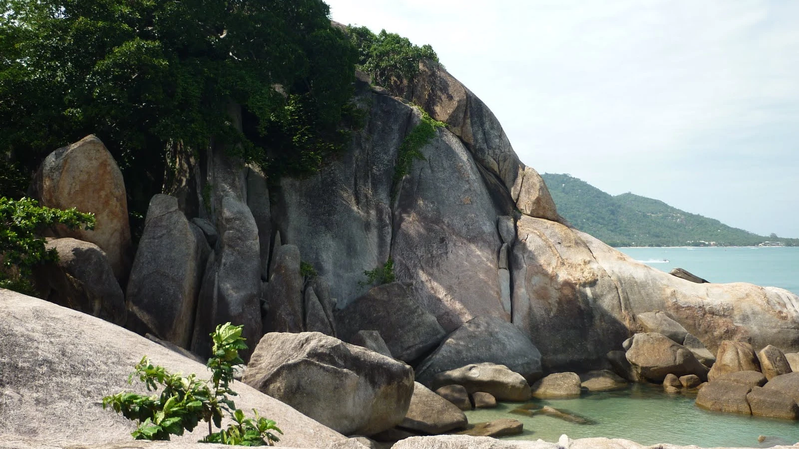 蘇梅島拉邁海岸的祖父祖母岩景觀，呈現拉邁南端較多岩石的海岸地形