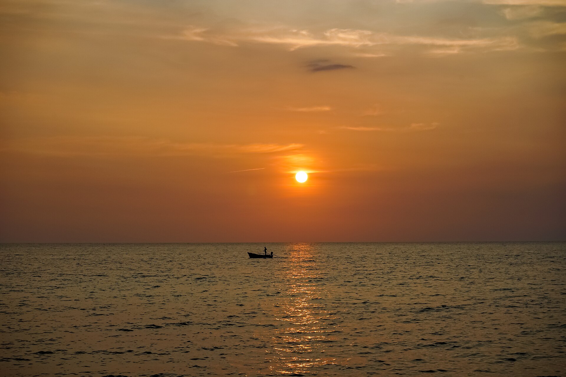 象島海面上的橙色日落;這張島嶼景色示意照並非 Chivapuri 或 GajaPuri 的海灘或住宿實景