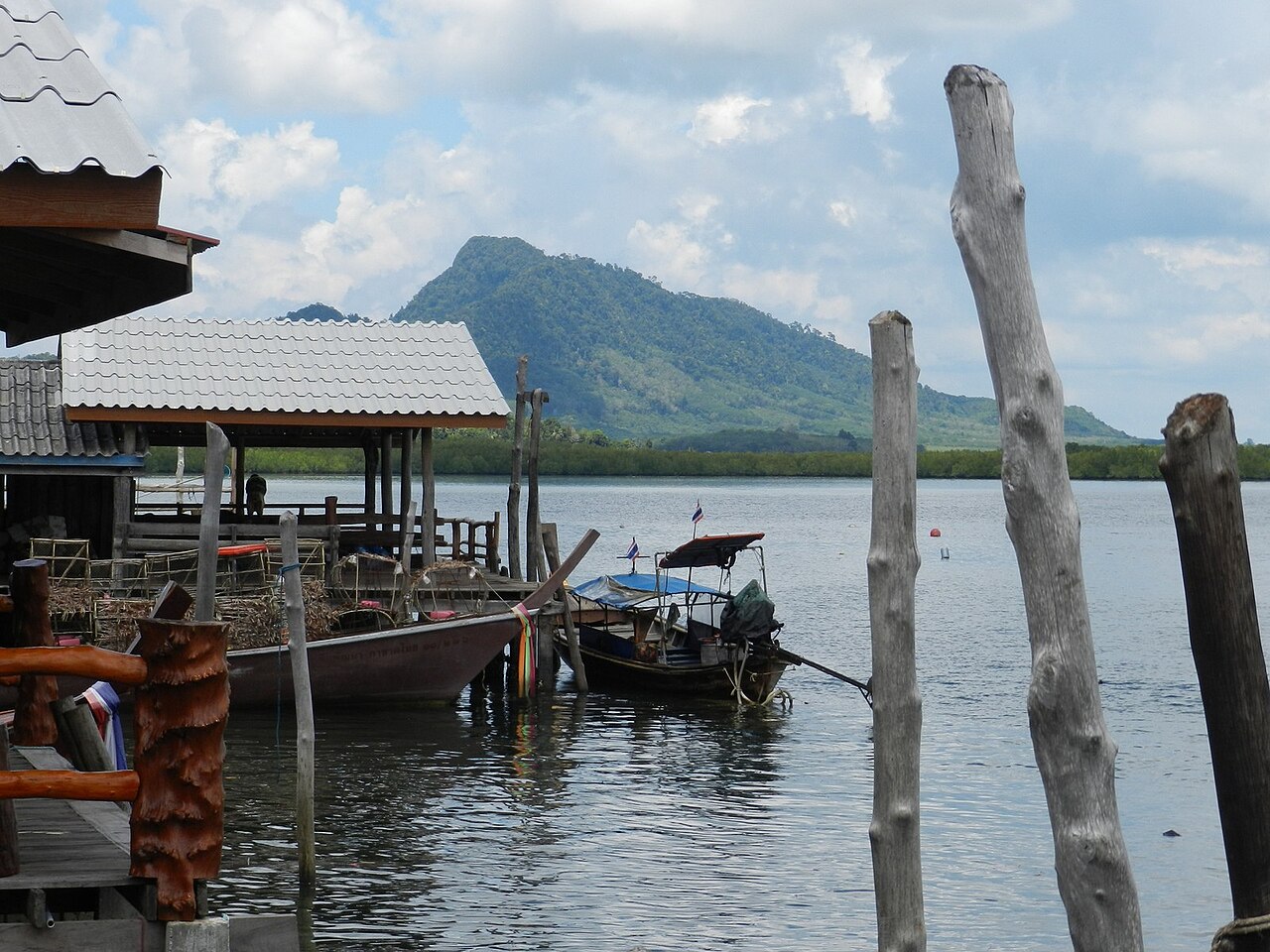 Koh Jum 海域船隻；目的地背景照，不是酒店接駁時刻或 Baan Sharmar 實景
