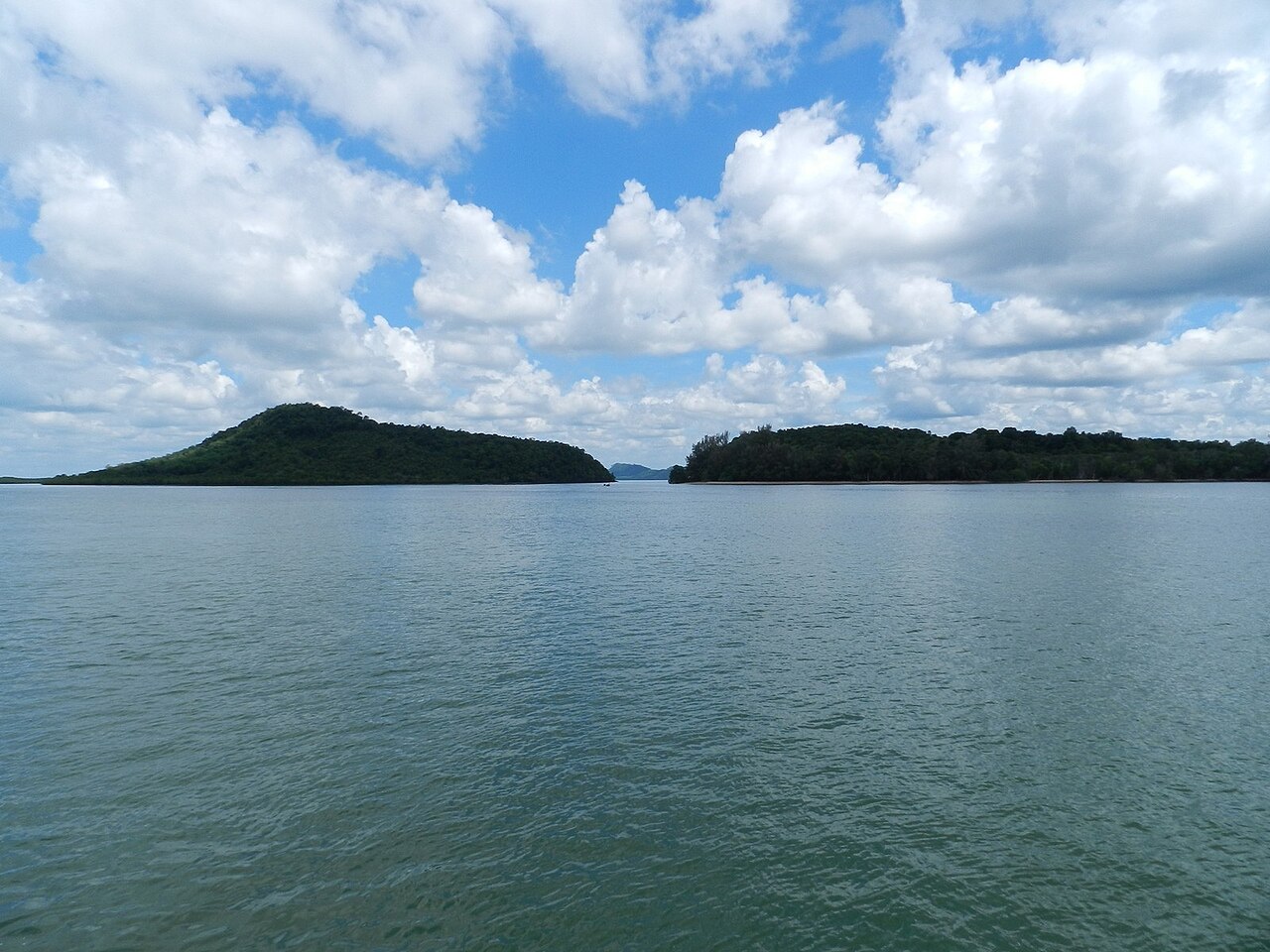 從海上看到 Koh Jum 島；目的地背景照，並非 Baan Sharmar 或別墅景觀