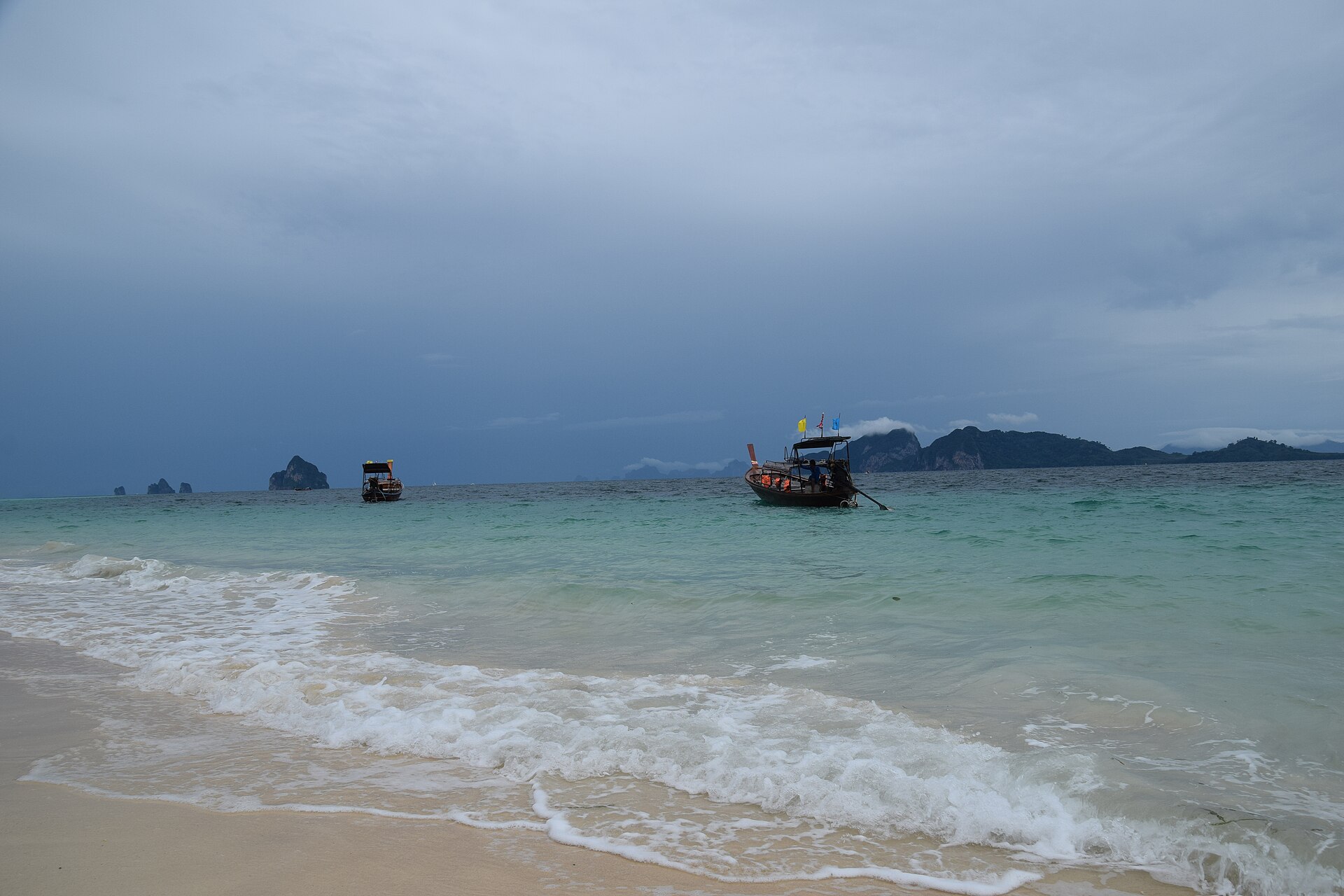 董里府克拉丹島海灘與近岸長尾船，作為目的地背景，並非 Sivalai 或 Sevenseas 酒店照片