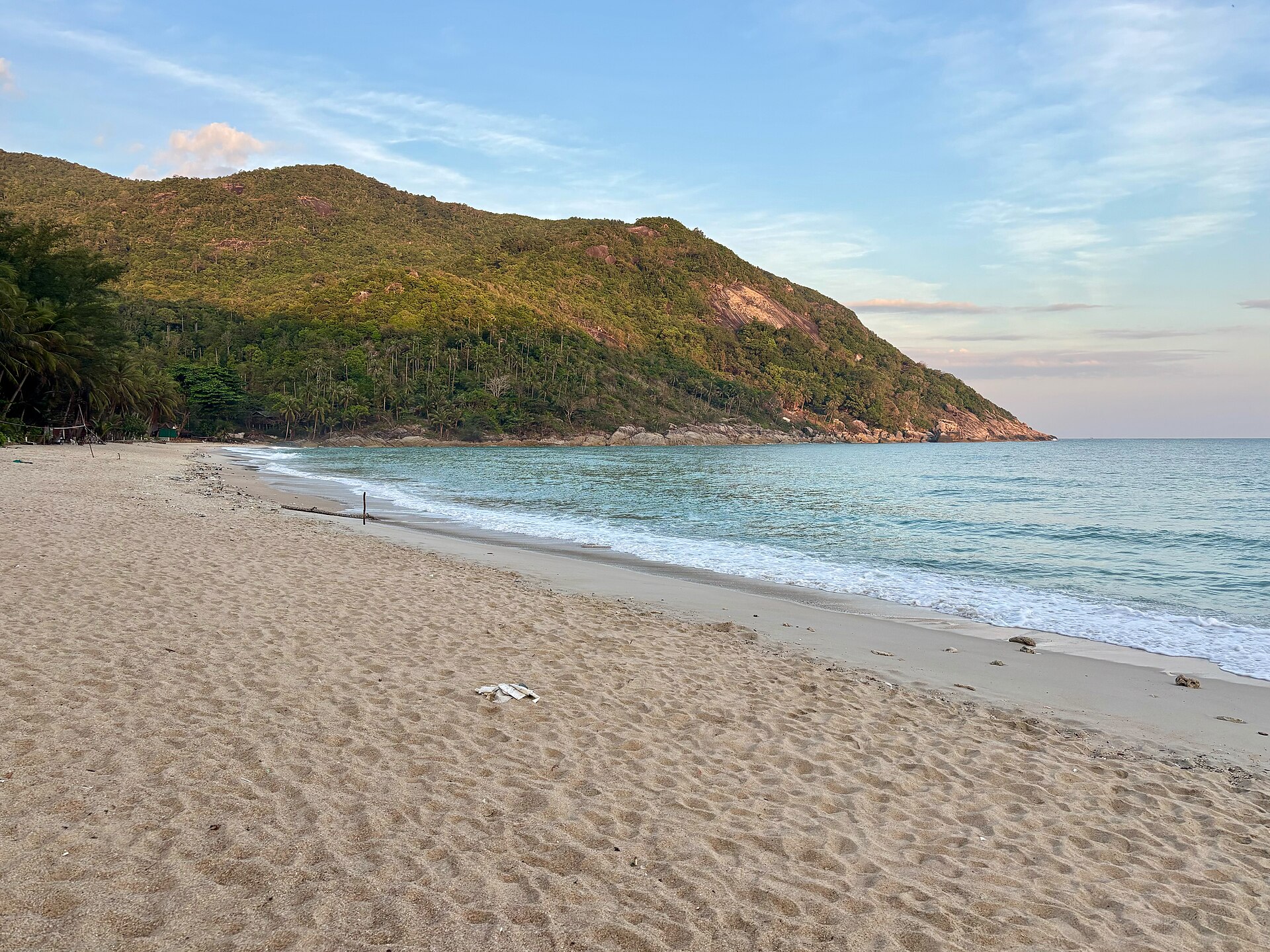 帕岸島瓶子海灘的沙岸和海灣，呈現島嶼海岸景觀，並非文中飯店或客房實景
