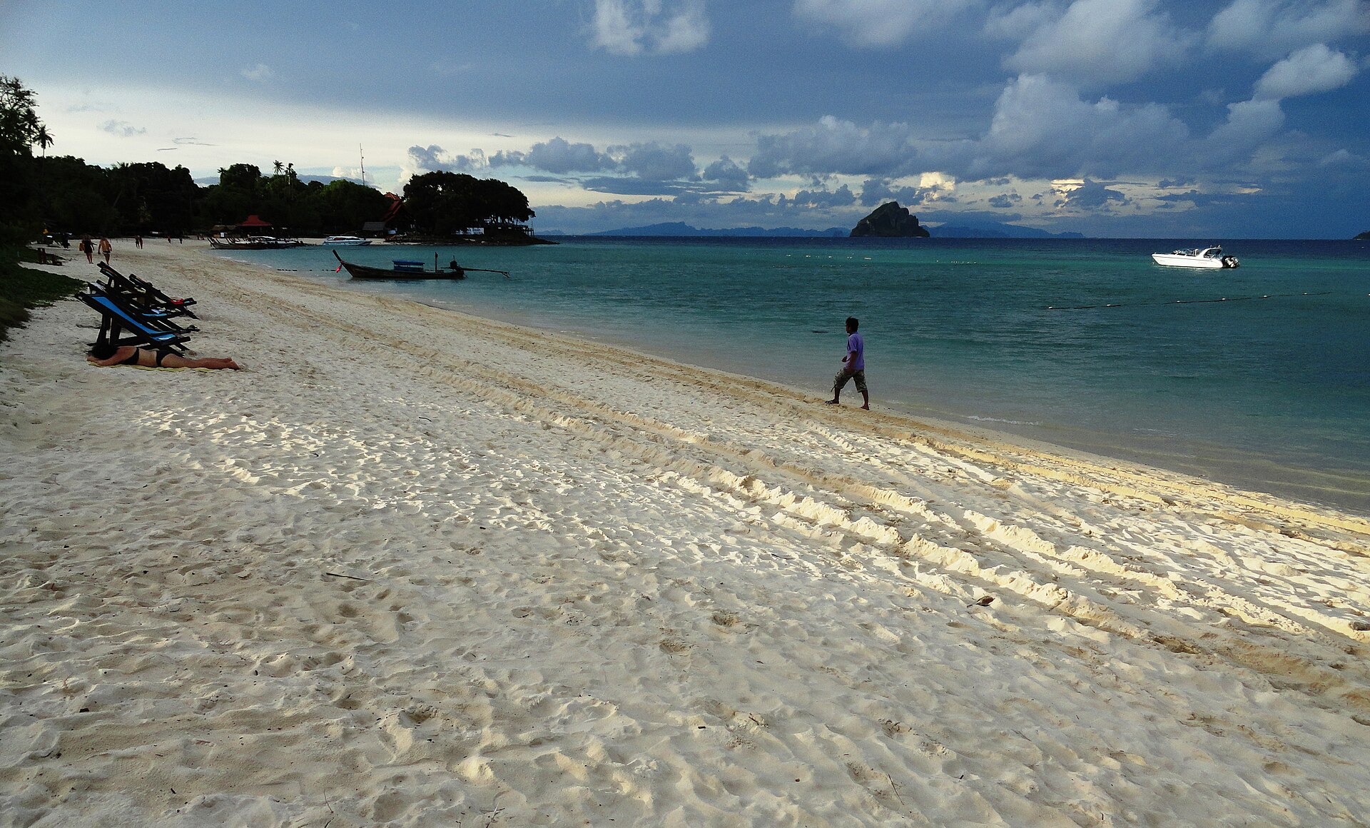 皮皮島 Laem Thong 海灘的長形沙岸、近岸海水與遠處海島；呈現目的地環境，並非本文四家住宿實景