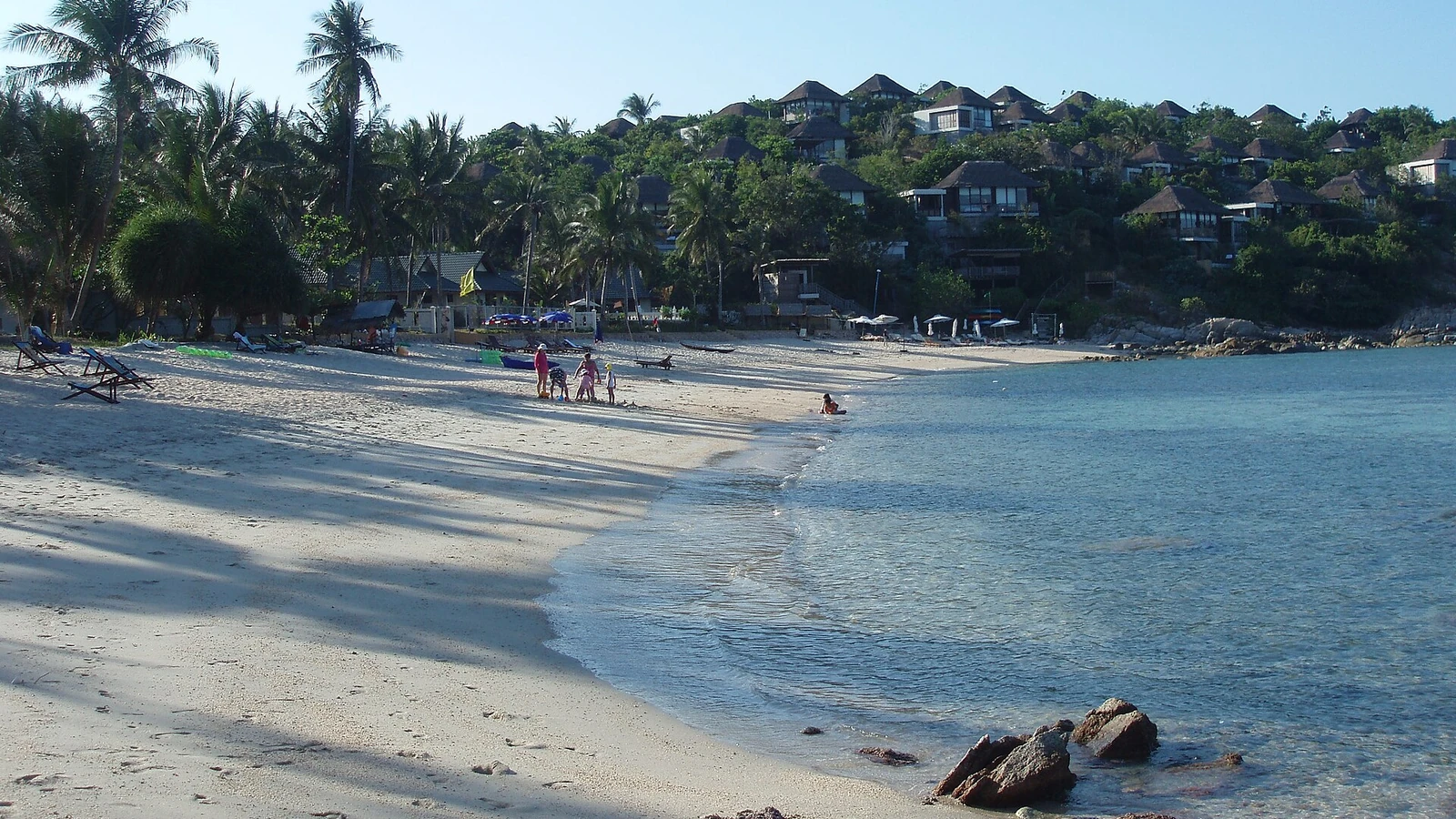 蘇梅島北部 Samrong Bay 海灣,海岸旁可見漁船