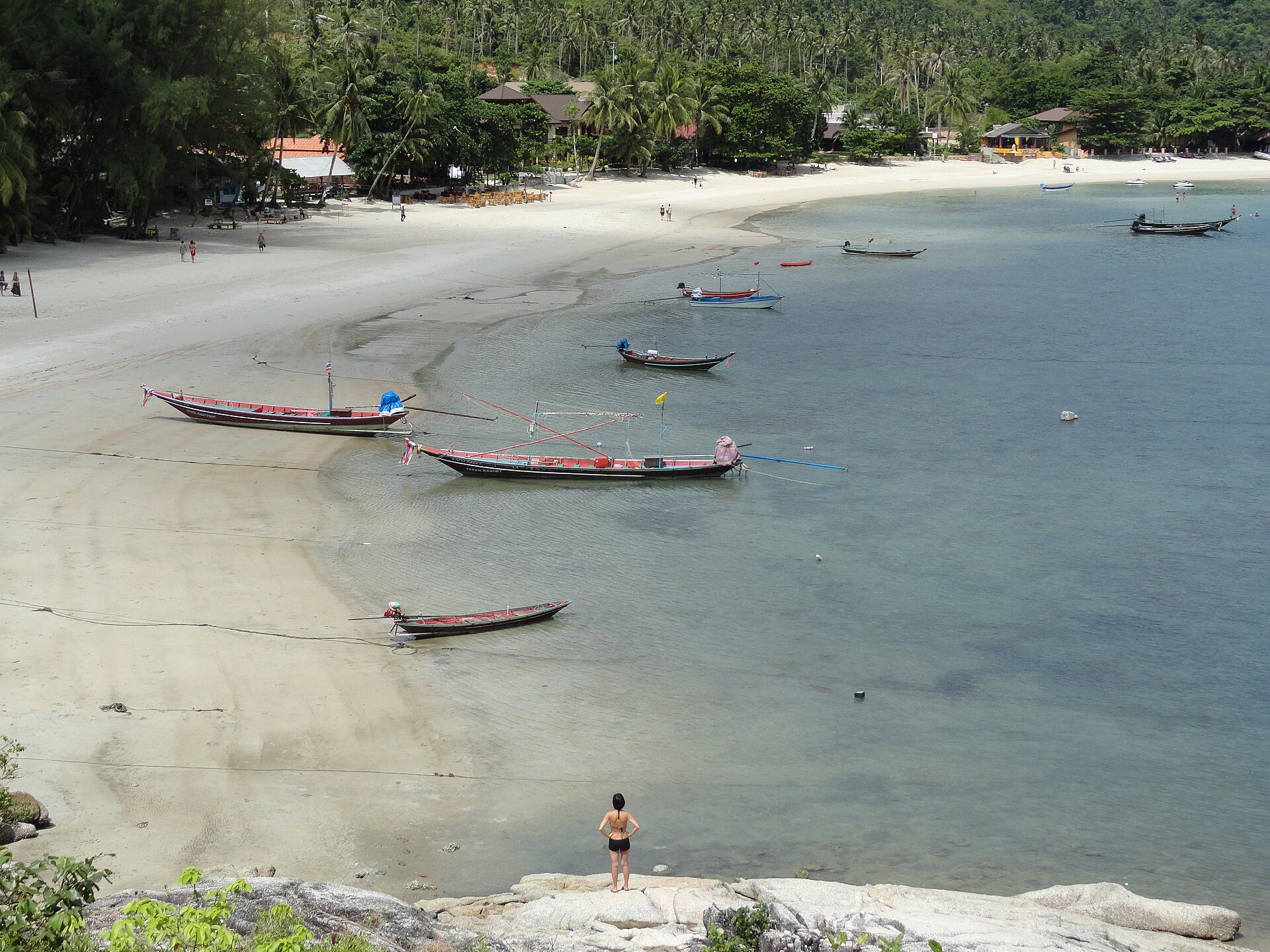 帕岸島通奈潘亞海灘南端的沙岸與停泊船隻，為島嶼環境照片，並非 Kupu Kupu 或 Anantara 別墅實景