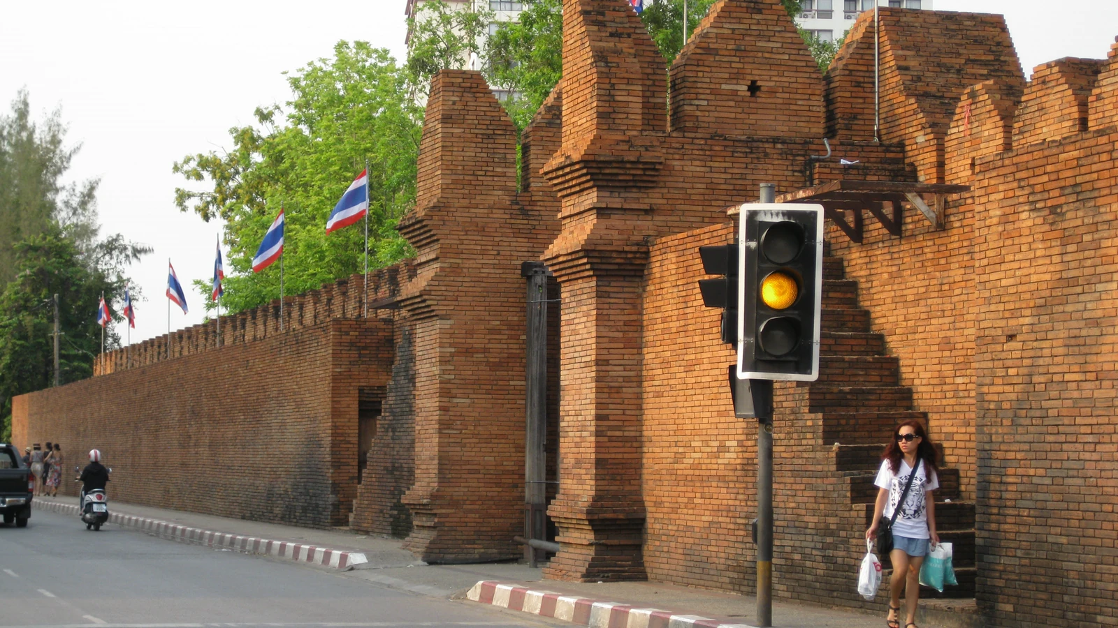 Tha Phae Gate 與清邁古城東牆旁的道路;此照片只作街區情境,不代表任何酒店。