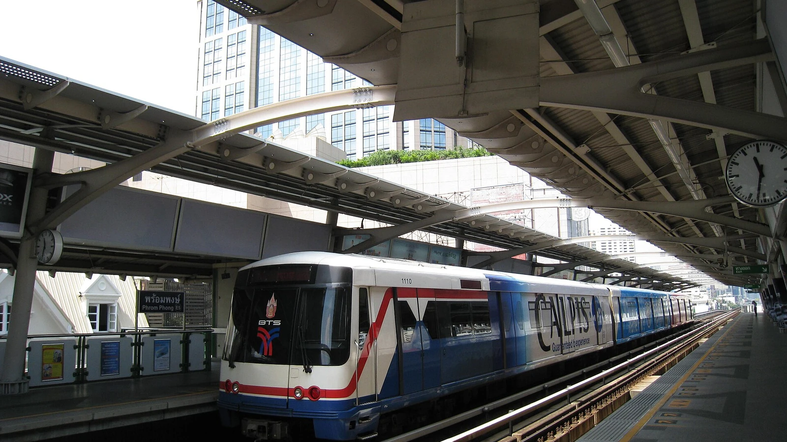 行經澎蓬與通羅一帶的曼谷 BTS 列車