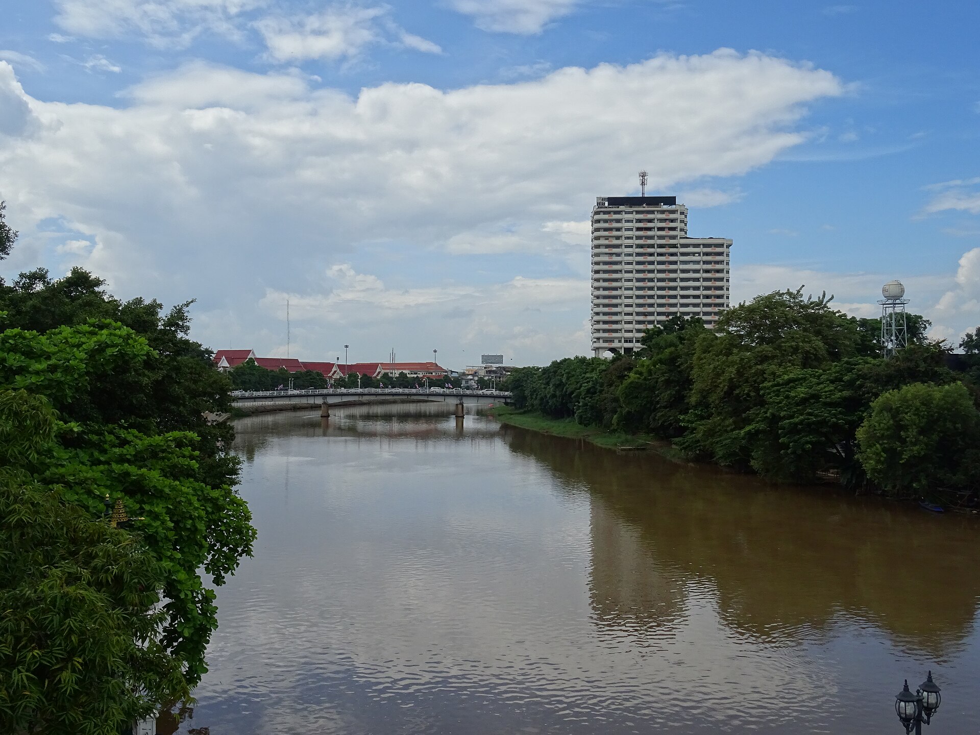 從清邁詹松紀念橋望向湄平河；呈現兩間河畔飯店所在的城市環境，並非飯店實景