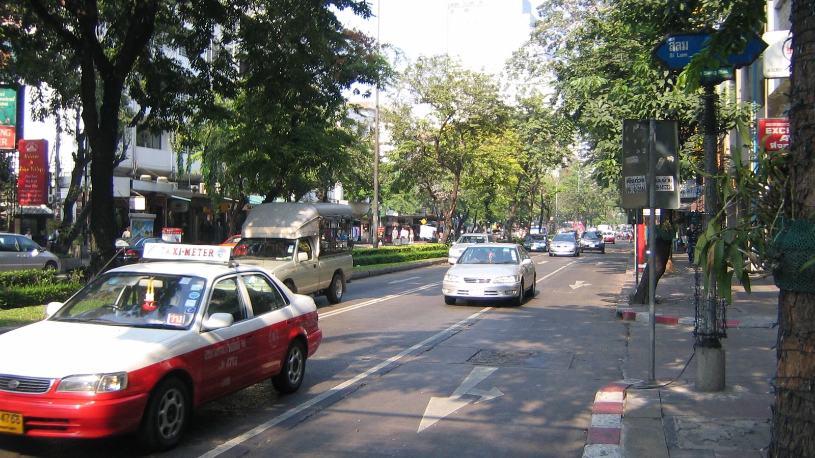 曼谷是隆路街景，提供規劃 W Bangkok 沙吞住宿時的周邊城市情境參考