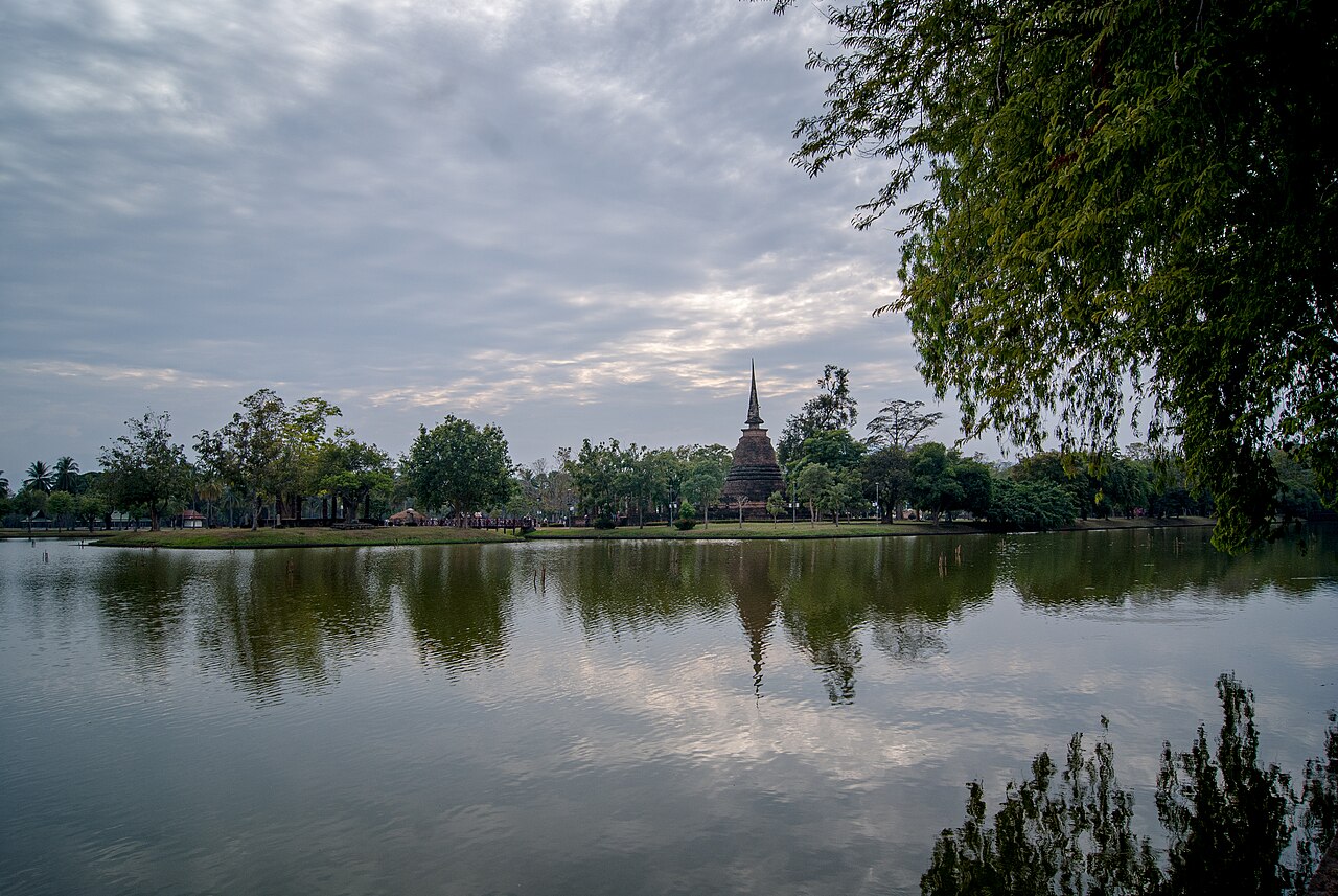 素可泰歷史公園瑪哈泰寺與池塘，呈現目的地文化背景，並非兩間旅宿的景觀