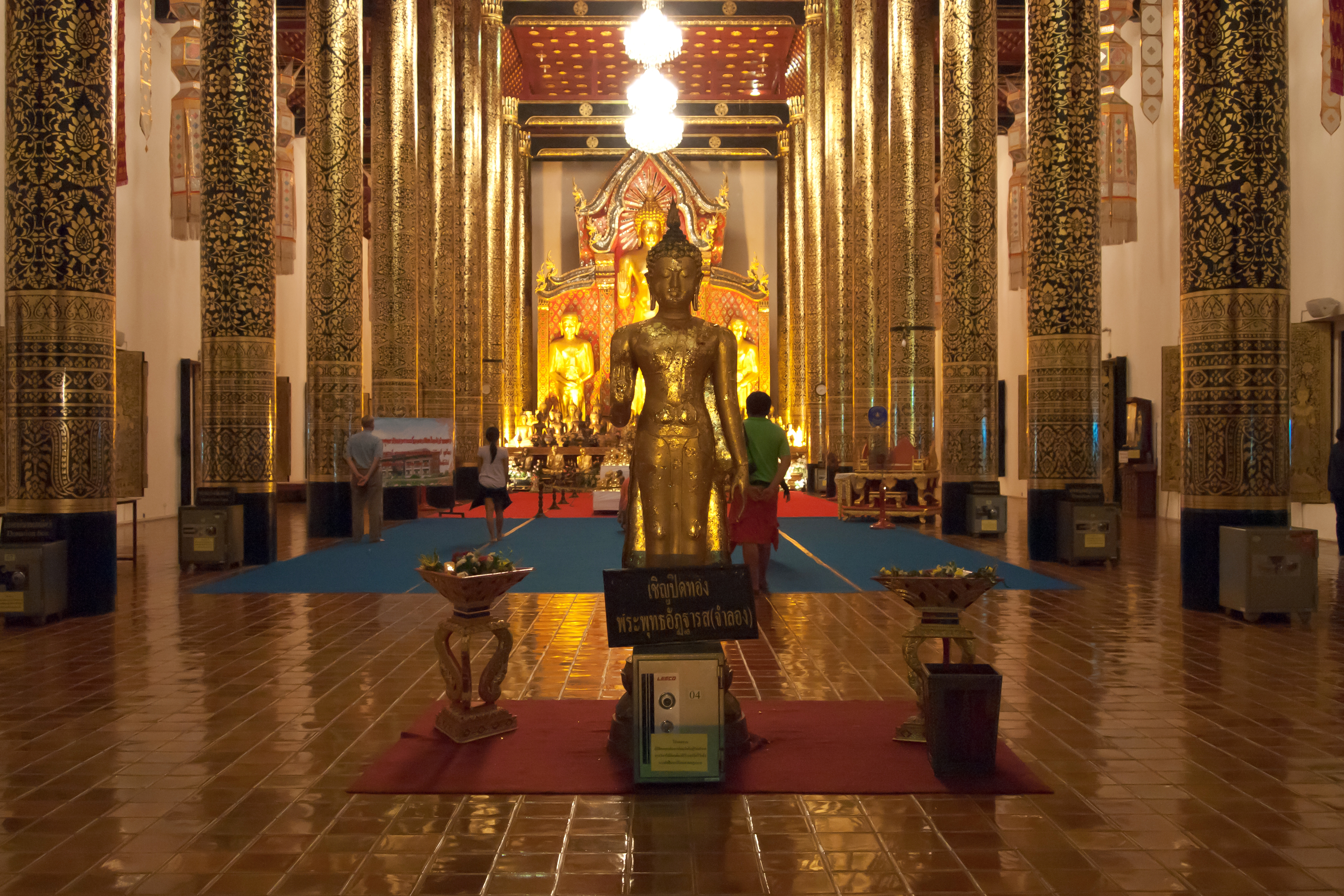 清邁柴迪隆寺的佛殿與佛塔，作為古城目的地情境照，並非 Tamarind Village 或 Villa Mahabhirom 飯店實景
