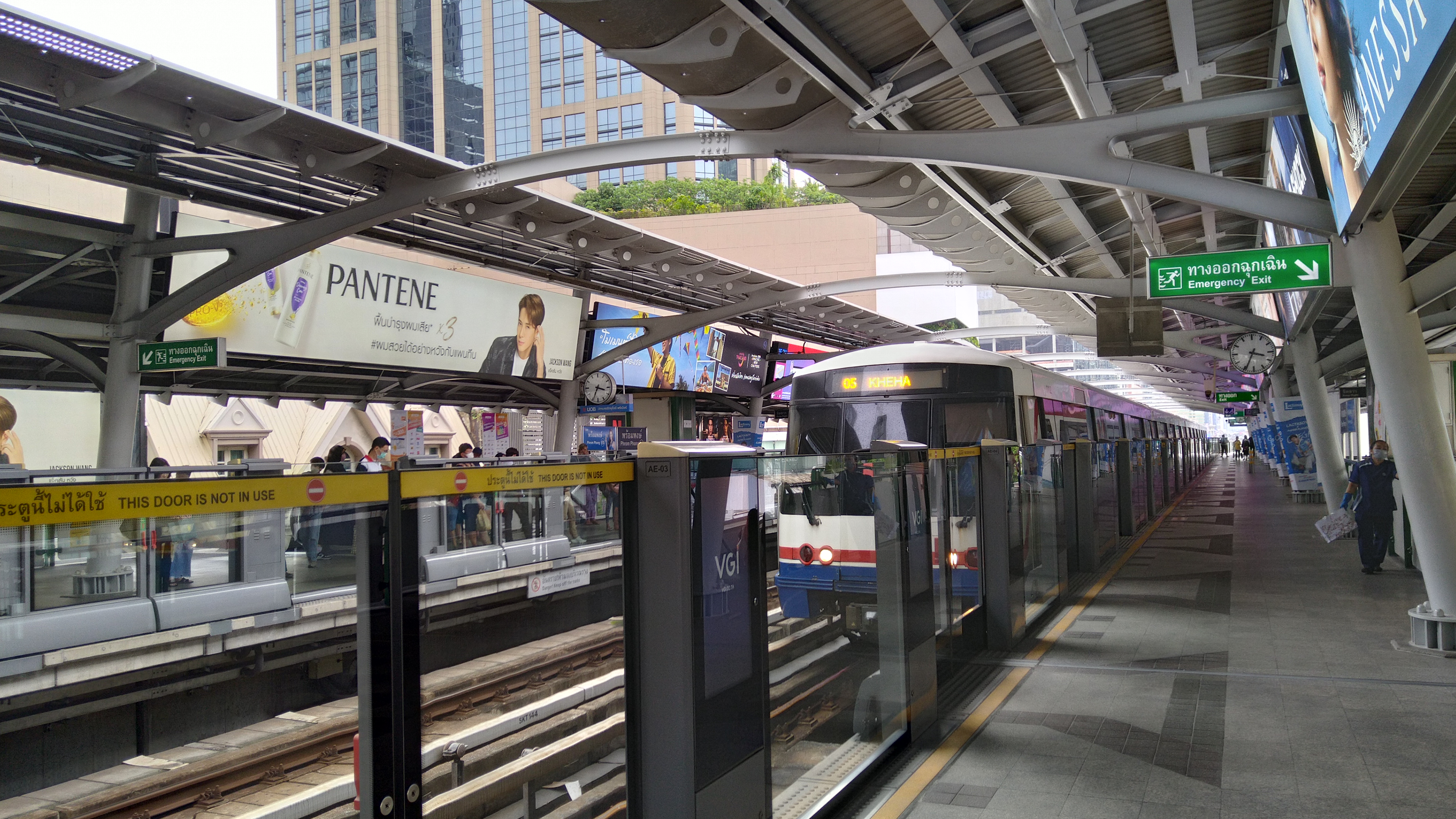 曼谷澎蓬站月台上的 BTS 列車與軌道