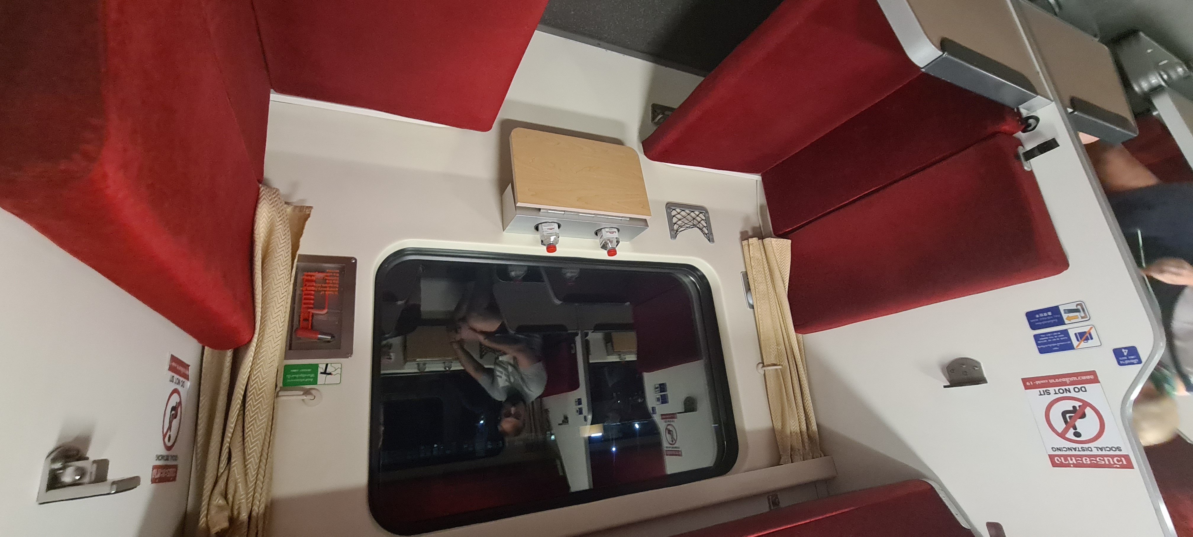 泰國曼谷往清邁夜車車廂內的上下舖，照片攝於南邦車站
