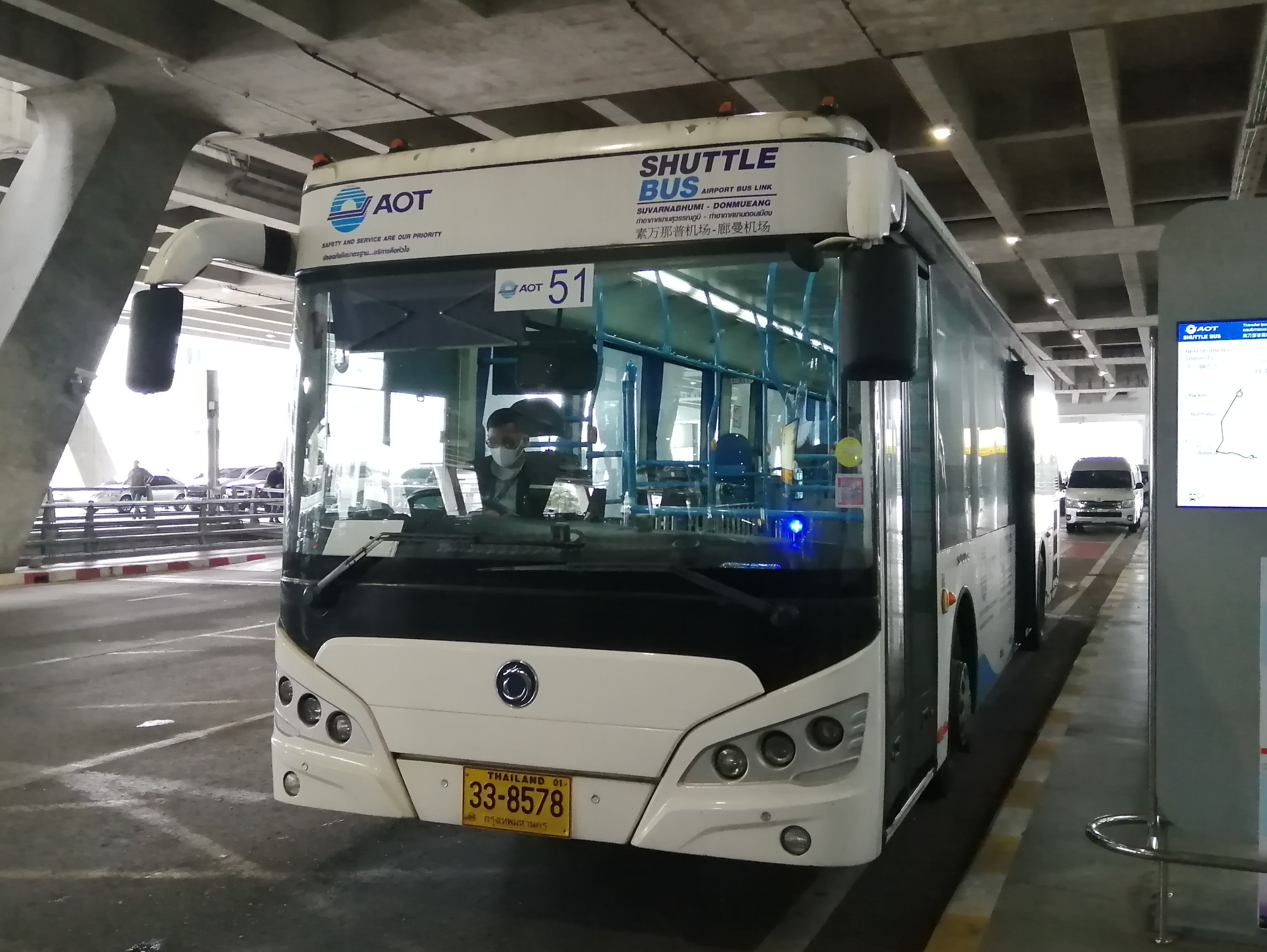 車身標示素萬那普與廊曼機場接駁路線的巴士