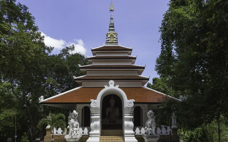 森林環繞的帕拉特寺蘭納式建築