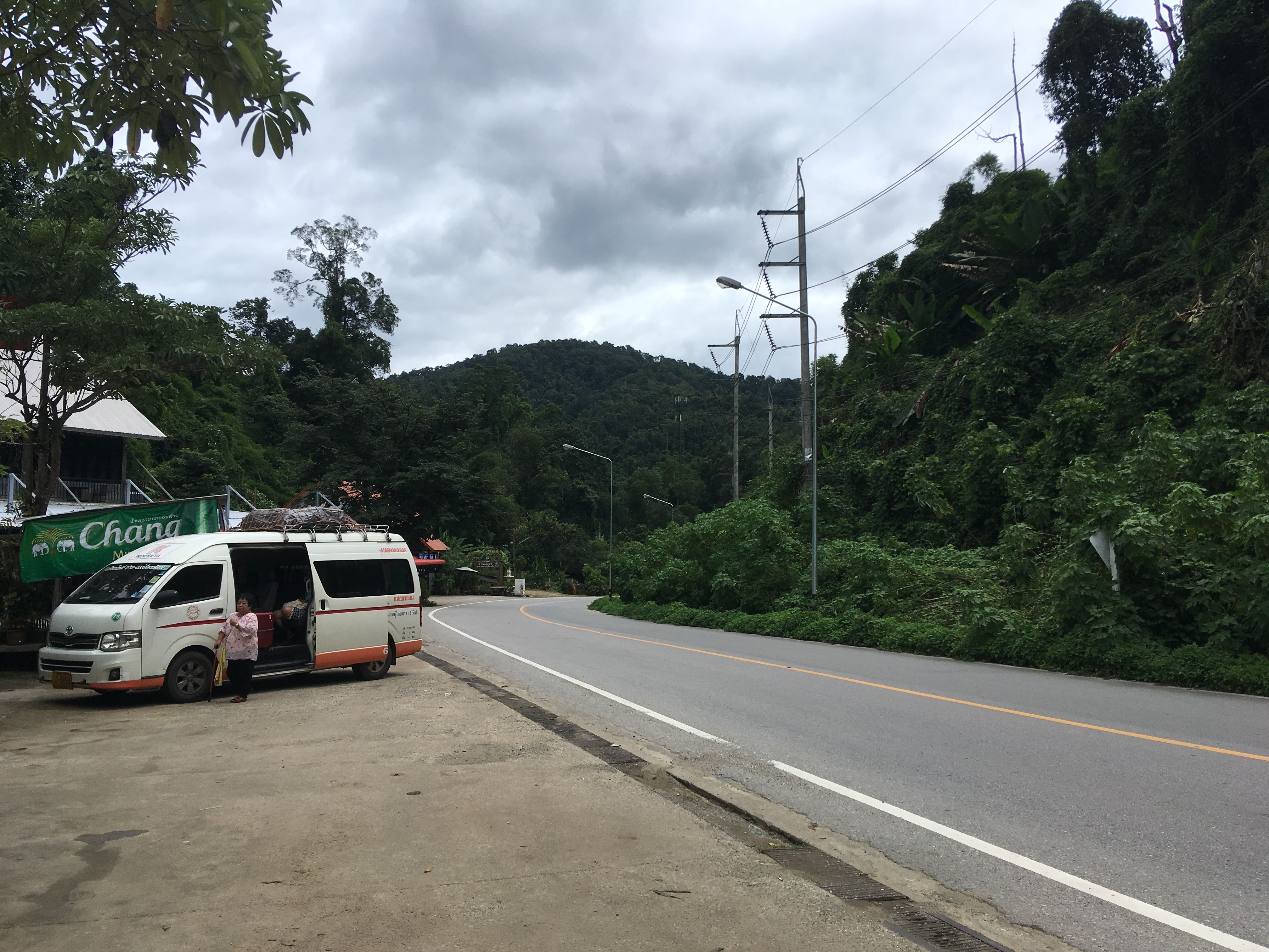 泰國 1095 號公路山路上的小巴，呈現清邁前往拜縣的山區交通情境