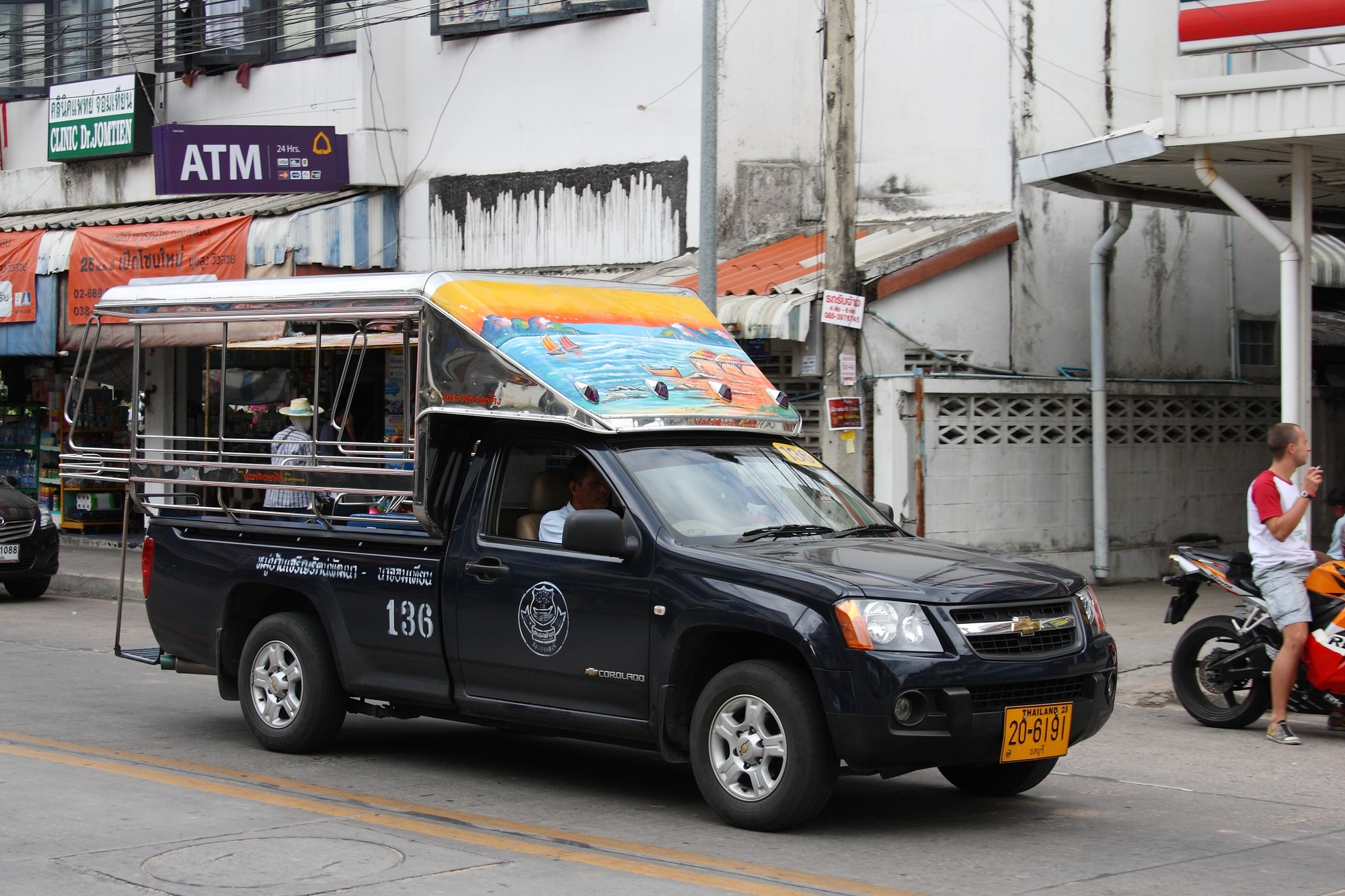 行駛於芭達雅街道的雙條車，照片呈現共乘交通而非 Grab 車輛