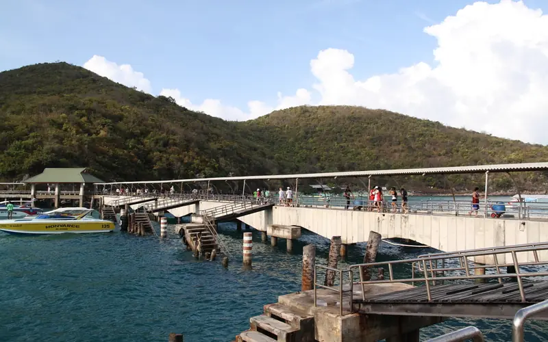 格蘭島有遮棚的乘客碼頭，船隻停靠在岸邊