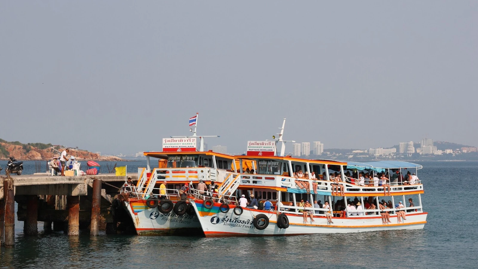 芭達雅碼頭兩艘往返 Koh Larn 的渡輪,作為交通背景,並非 Andaz Pattaya 飯店照片