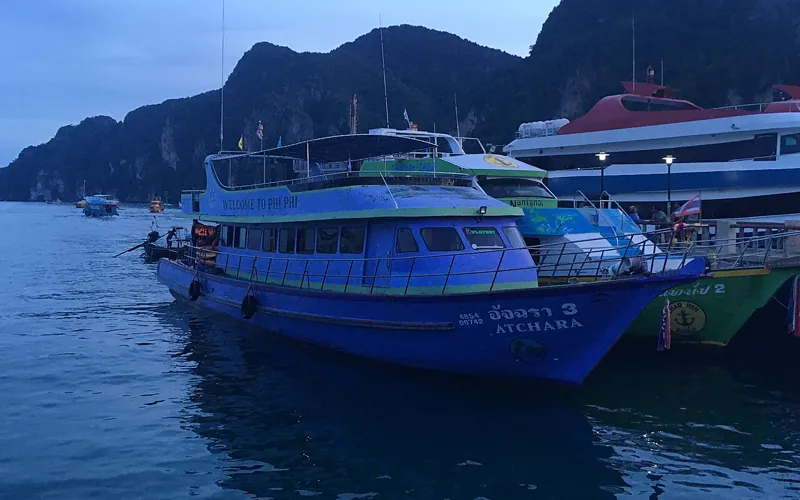 皮皮島通賽碼頭旁的旅客渡輪
