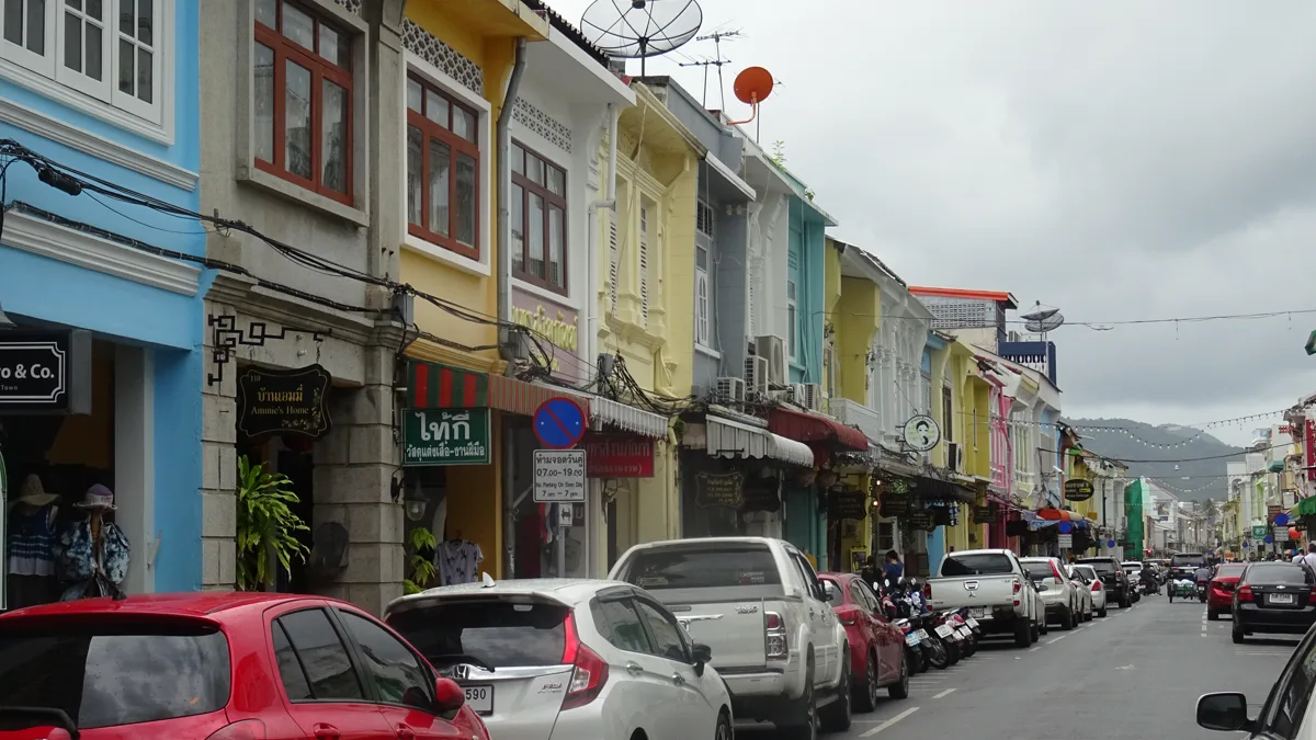 普吉鎮他朗路沿街色彩鮮明的店屋與道路