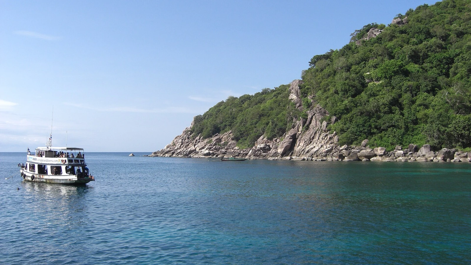 龜島芒果灣海灣景觀,呈現龜島環境但不是 Mae Haad 碼頭