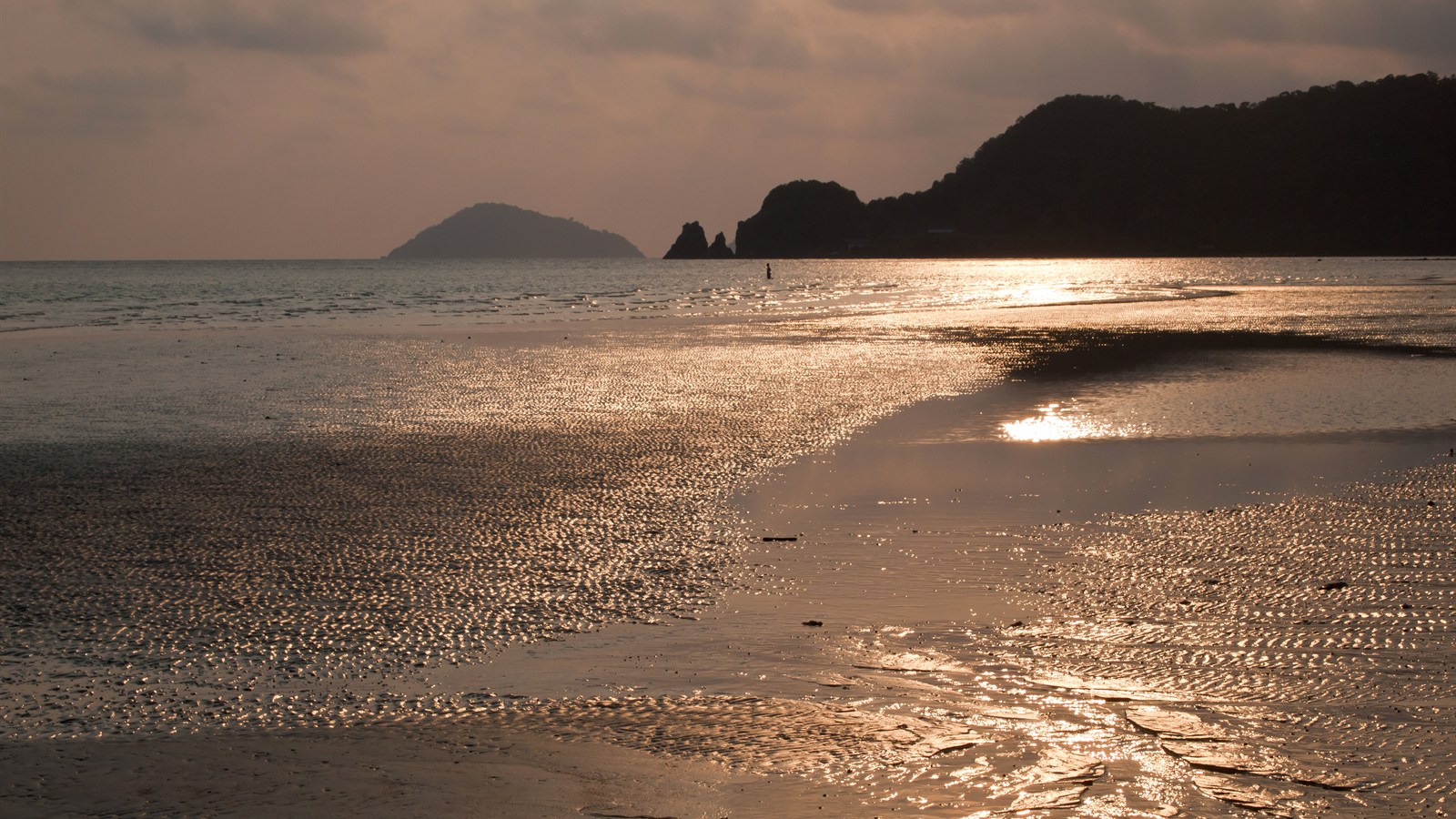 日落時分的瑪島海灘與海面,作為島嶼環境示意,並非白沙度假村或米拉蒙特拉實景